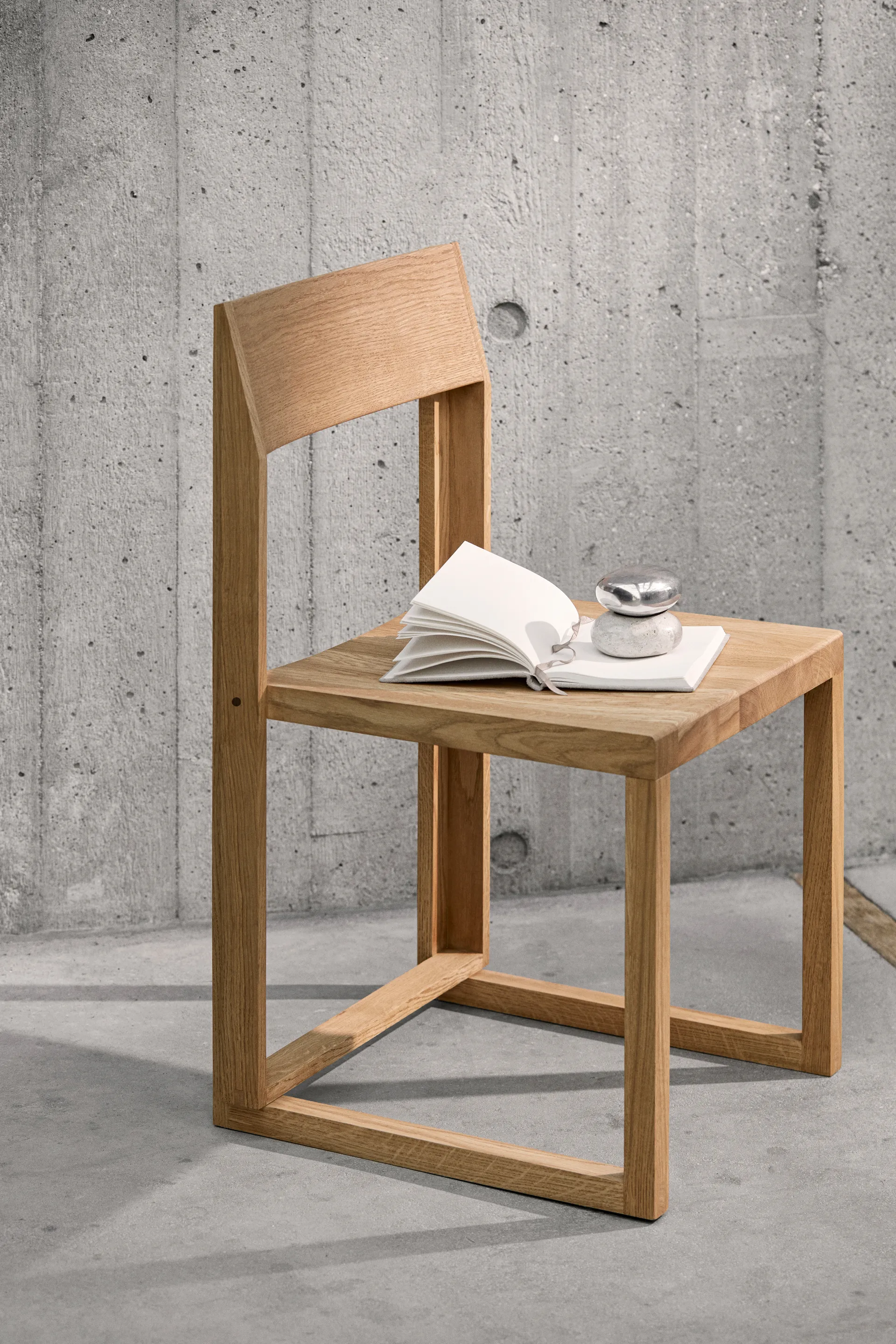 Outline krzesło, Dąb lakierowany w ciepłym odcieniu – orzech Kristina Dam Studio