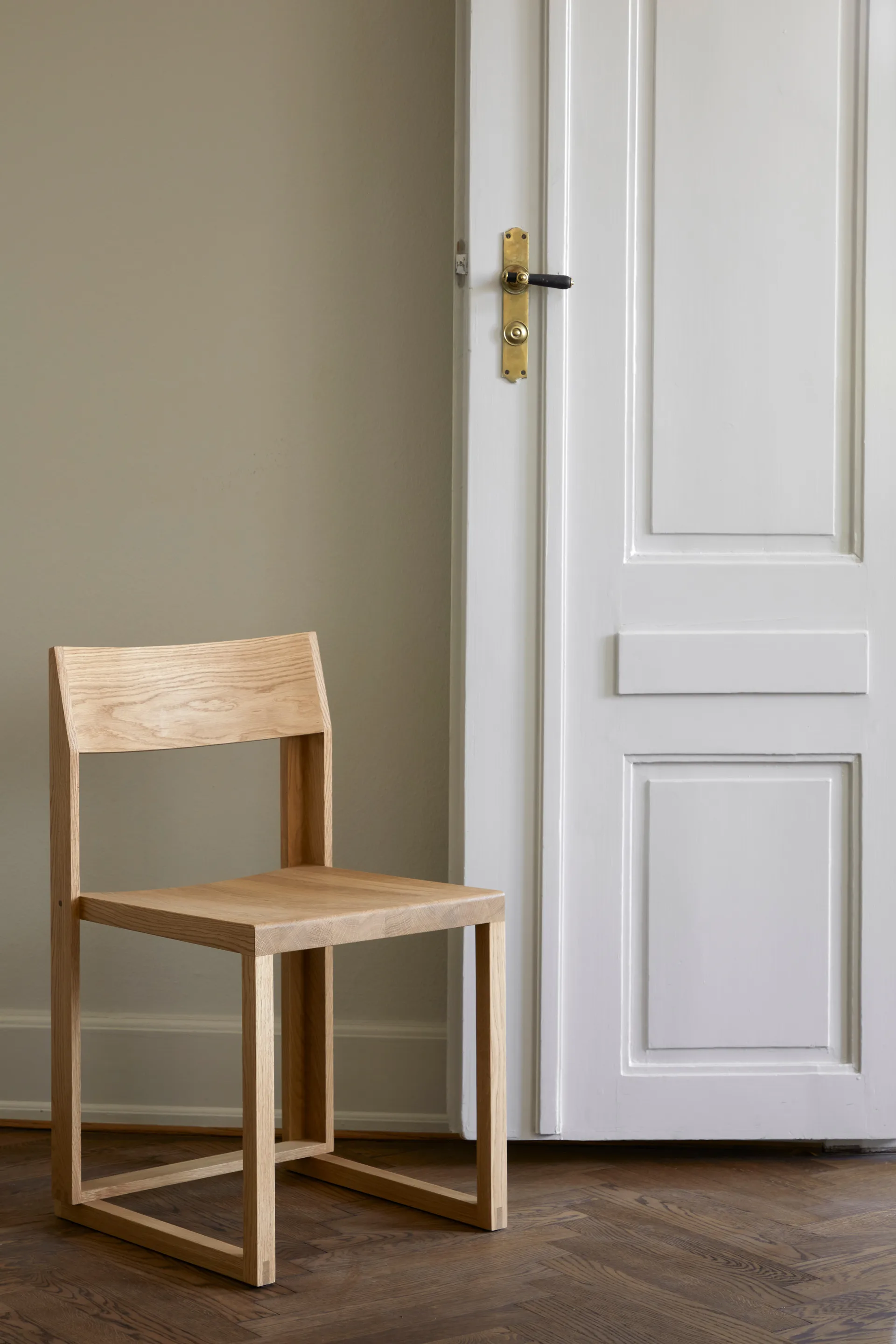 Outline krzesło, Dąb lakierowany w ciepłym odcieniu – orzech Kristina Dam Studio