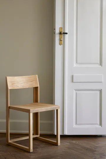 Outline krzesło - Dąb lakierowany w ciepłym odcieniu – orzech - Kristina Dam Studio