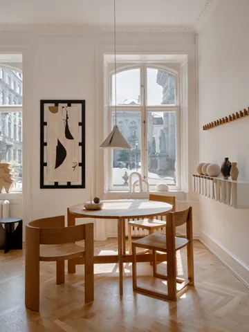 Outline krzesło - Dąb lakierowany w ciepłym odcieniu – orzech - Kristina Dam Studio