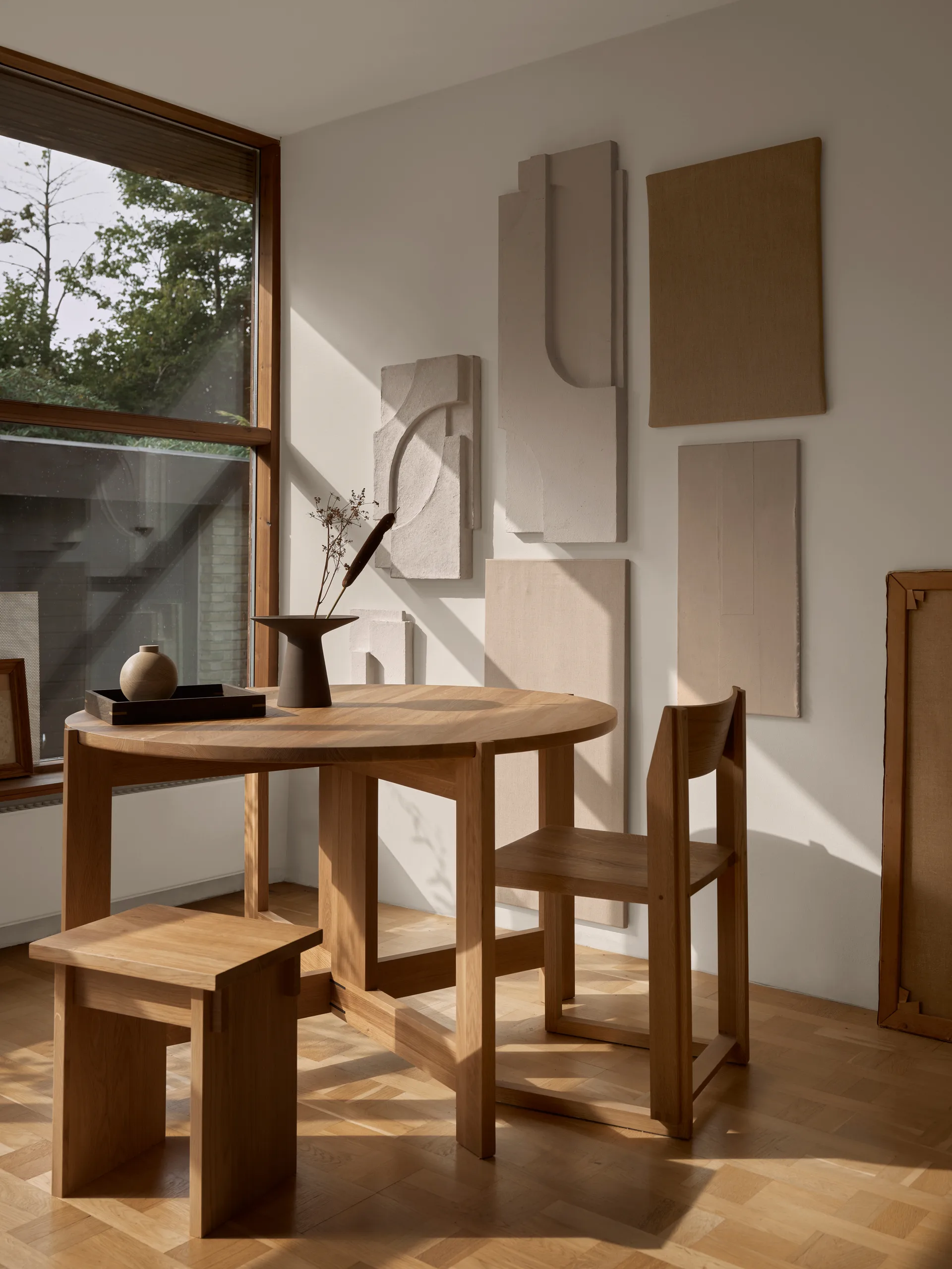 Outline krzesło, Dąb lakierowany w ciepłym odcieniu – orzech Kristina Dam Studio