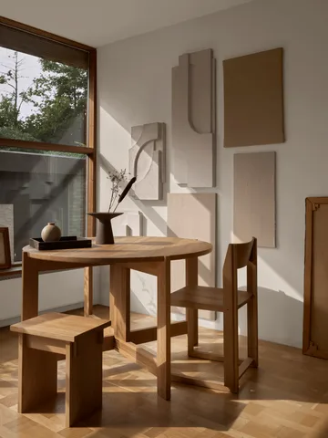 Outline krzesło - Dąb lakierowany w ciepłym odcieniu – orzech - Kristina Dam Studio