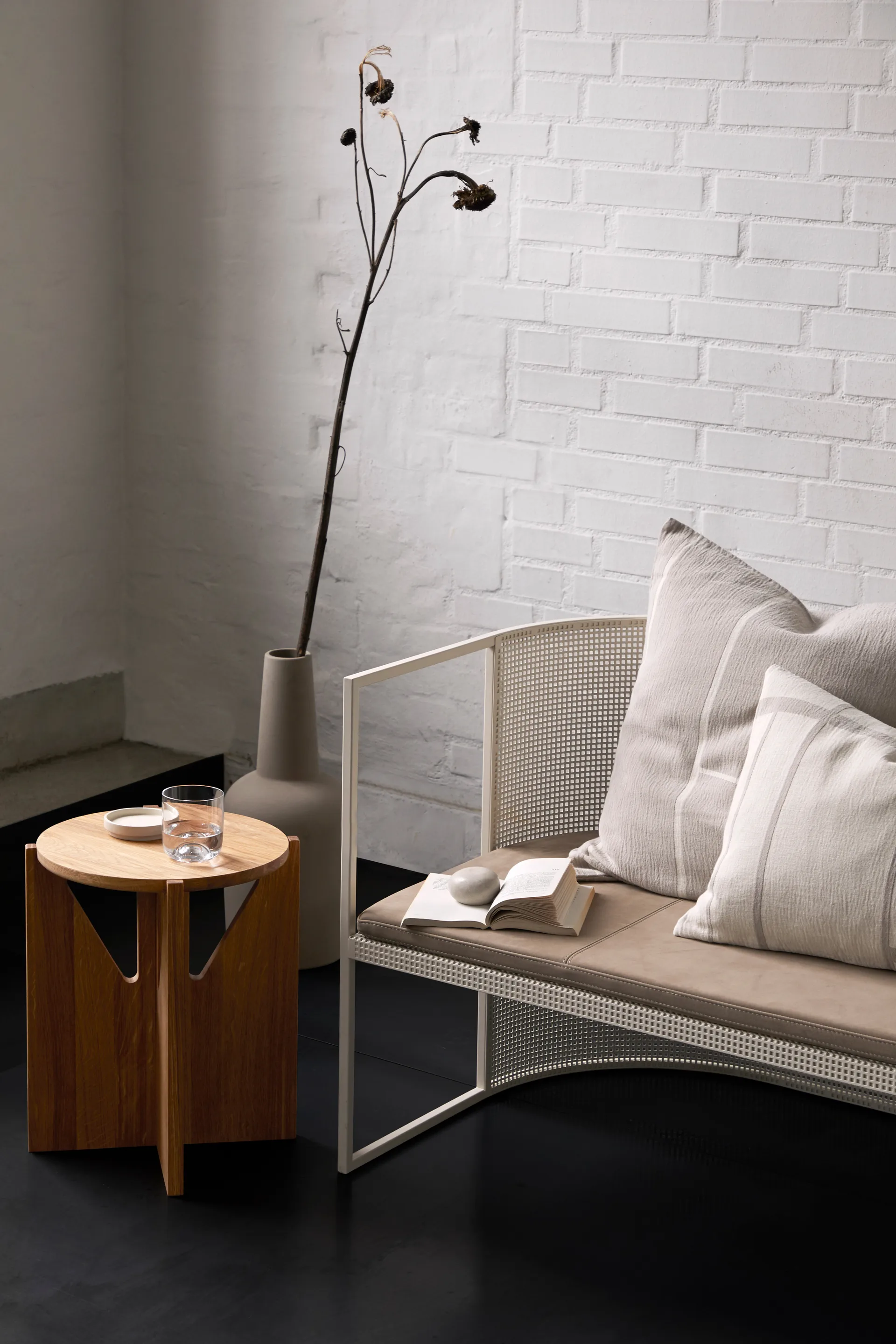 Simple stołek Ø36 cm, Dąb lakierowany w ciepłym odcieniu Kristina Dam Studio