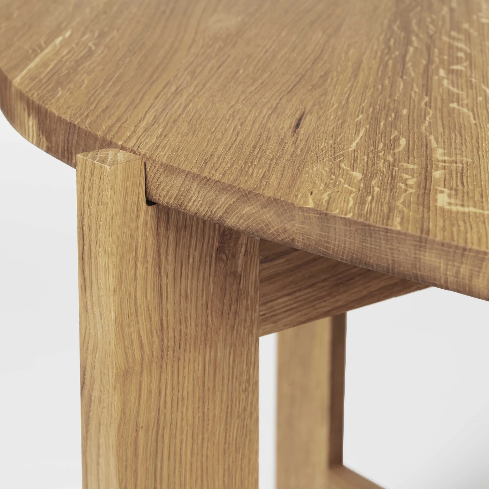 Stół jadalniany Collector Ø120×74 cm, Dąb lakierowany w ciepłym odcieniu Kristina Dam Studio