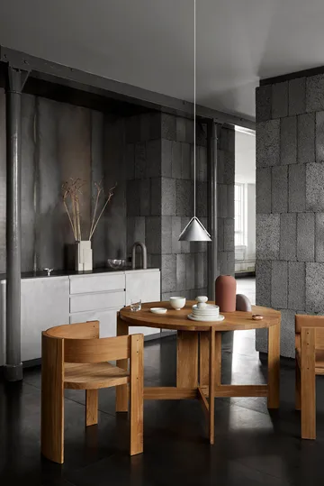 Stół jadalniany Collector Ø120×74 cm - Dąb lakierowany w ciepłym odcieniu - Kristina Dam Studio