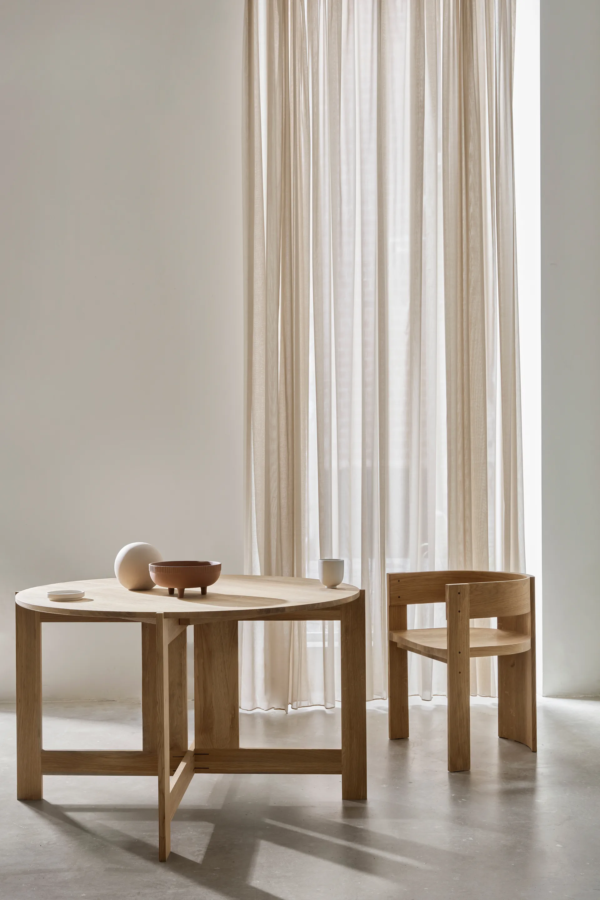 Stół jadalniany Collector Ø120×74 cm, Dąb lakierowany w ciepłym odcieniu Kristina Dam Studio