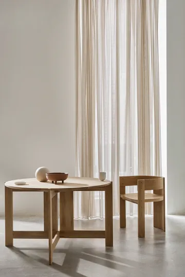 Stół jadalniany Collector Ø120×74 cm - Dąb lakierowany w ciepłym odcieniu - Kristina Dam Studio