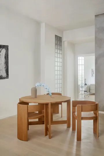 Stół jadalniany Collector Ø120×74 cm - Dąb lakierowany w ciepłym odcieniu - Kristina Dam Studio