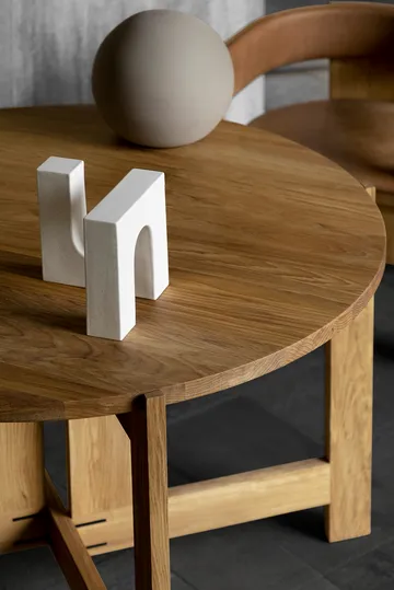 Stół jadalniany Collector Ø120×74 cm - Dąb lakierowany w ciepłym odcieniu - Kristina Dam Studio