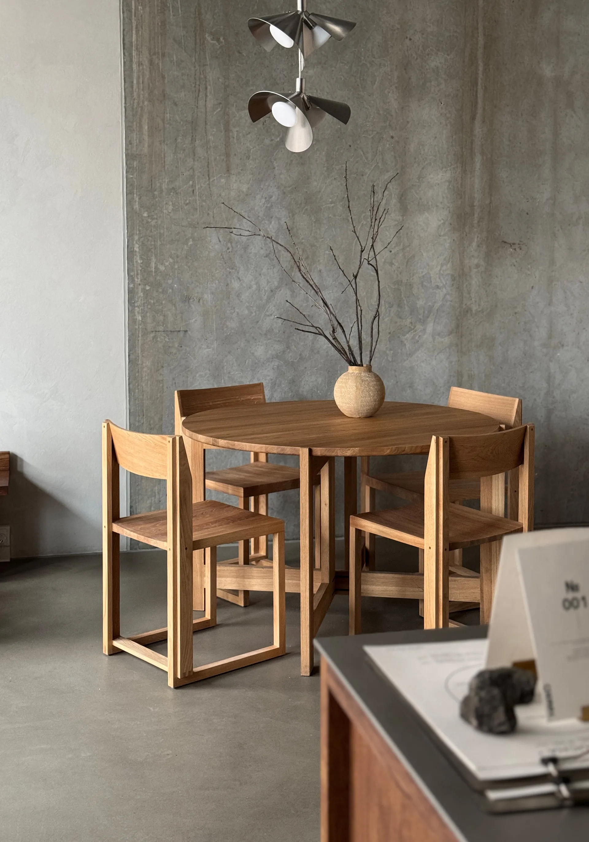 Stół jadalniany Collector Ø120×74 cm, Dąb lakierowany w ciepłym odcieniu Kristina Dam Studio