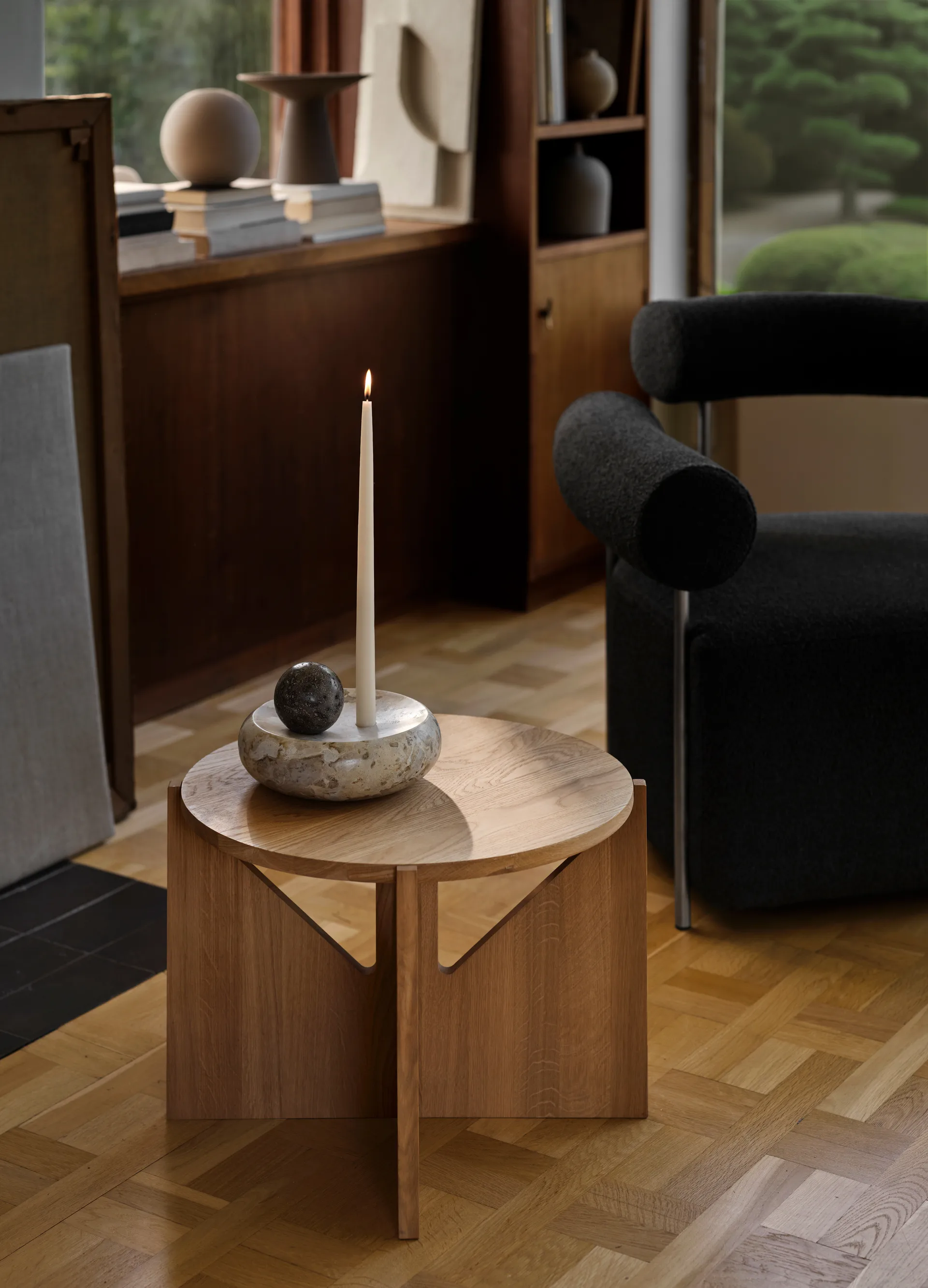 Stolik kawowy Simple Ø52 cm, Dąb lakierowany w ciepłym odcieniu Kristina Dam Studio