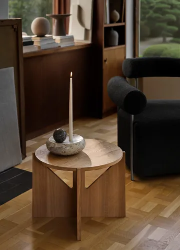 Stolik kawowy Simple Ø52 cm - Dąb lakierowany w ciepłym odcieniu - Kristina Dam Studio