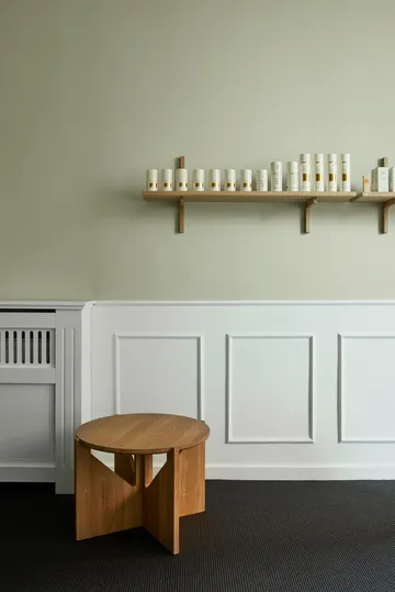 Stolik kawowy Simple Ø52 cm - Dąb lakierowany w ciepłym odcieniu - Kristina Dam Studio