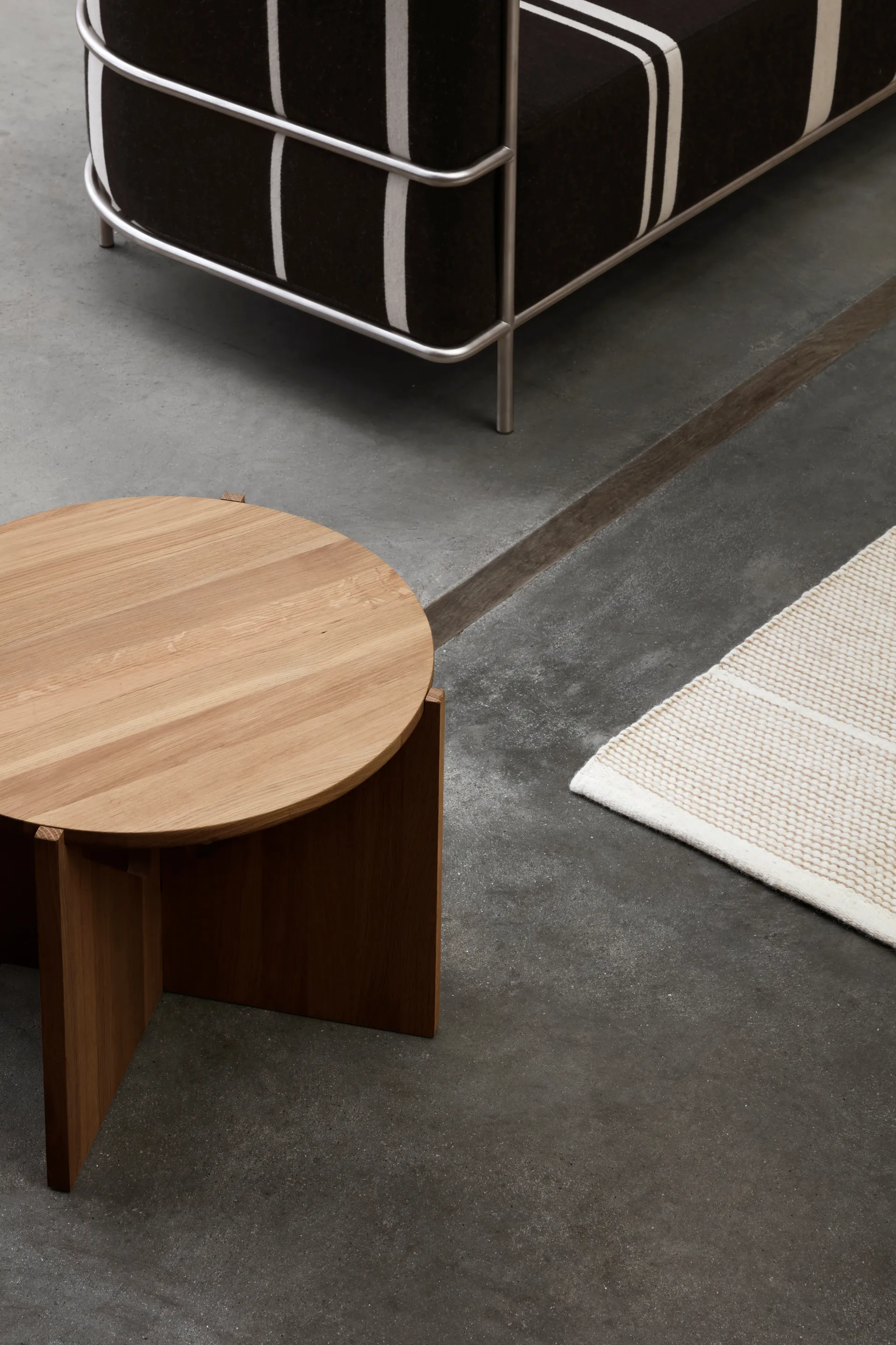 Stolik kawowy Simple Ø52 cm, Dąb lakierowany w ciepłym odcieniu Kristina Dam Studio