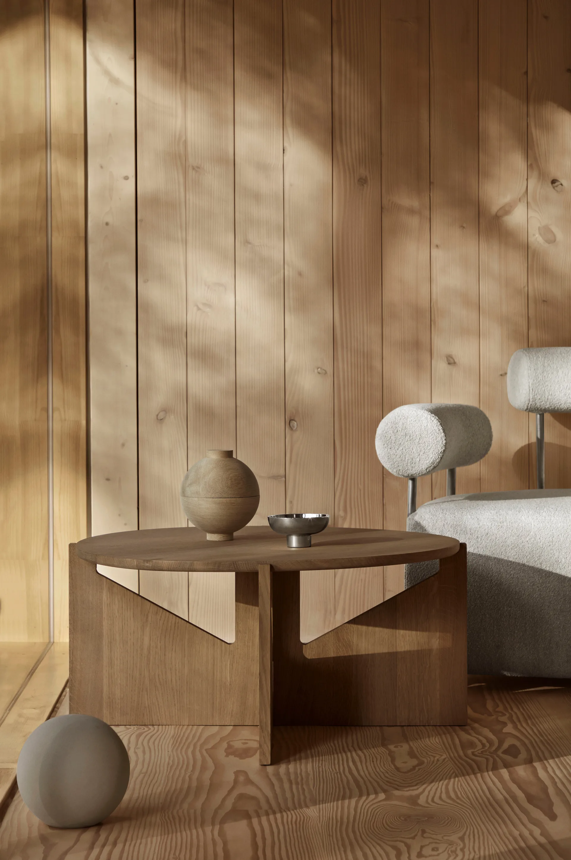 Stolik kawowy Simple XL Ø78 cm, Dąb lakierowany w ciepłym odcieniu Kristina Dam Studio