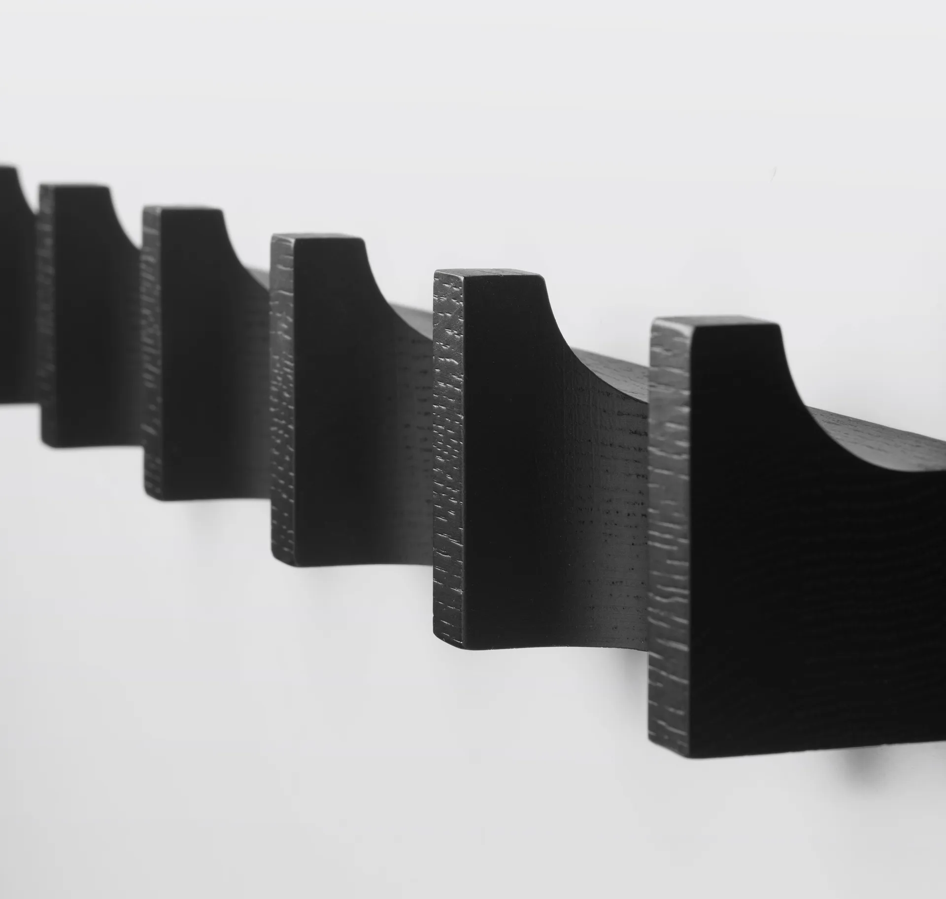 Wieszak Column 49 cm, Dąb lakierowany na czarno Kristina Dam Studio