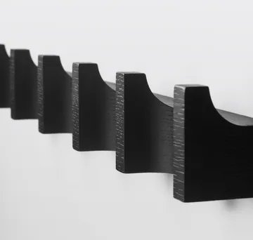 Wieszak Column 49 cm - Dąb lakierowany na czarno - Kristina Dam Studio