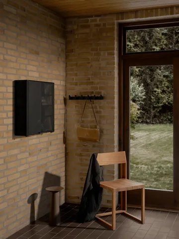 Wieszak Column 49 cm - Dąb lakierowany na czarno - Kristina Dam Studio