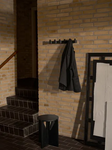 Wieszak Column 49 cm - Dąb lakierowany na czarno - Kristina Dam Studio