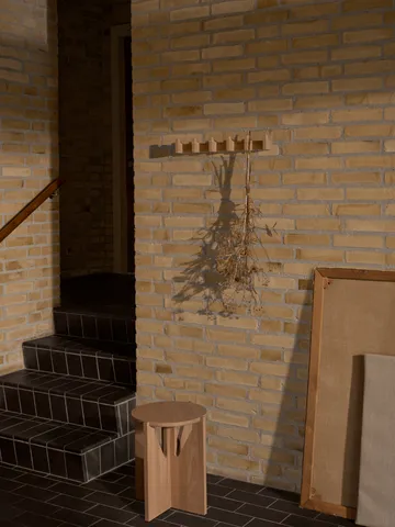 Wieszak Column 49 cm - Dąb olejowany na jasny kolor - Kristina Dam Studio