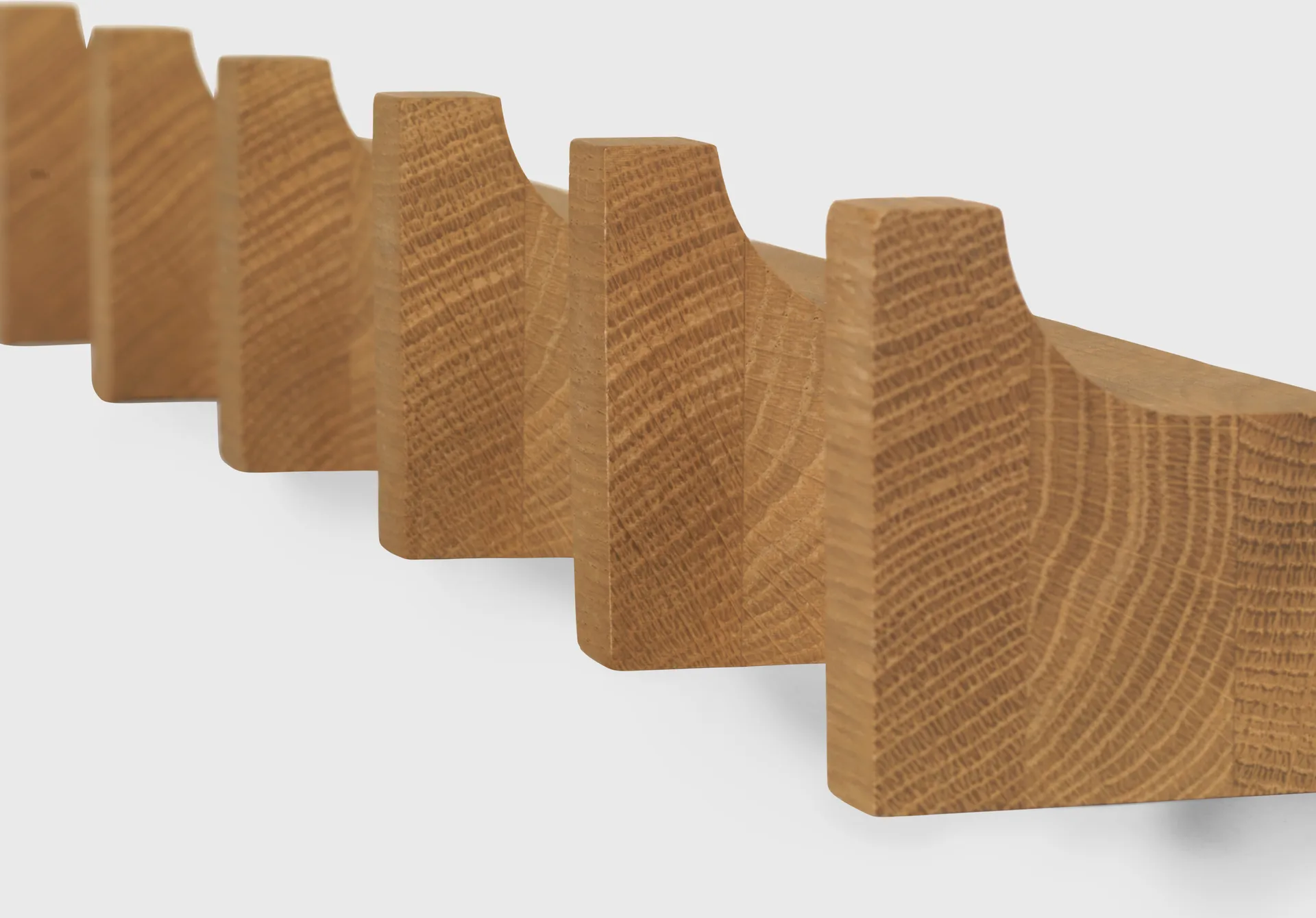 Wieszak Column 49 cm, Dąb olejowany w ciepłym odcieniu Kristina Dam Studio