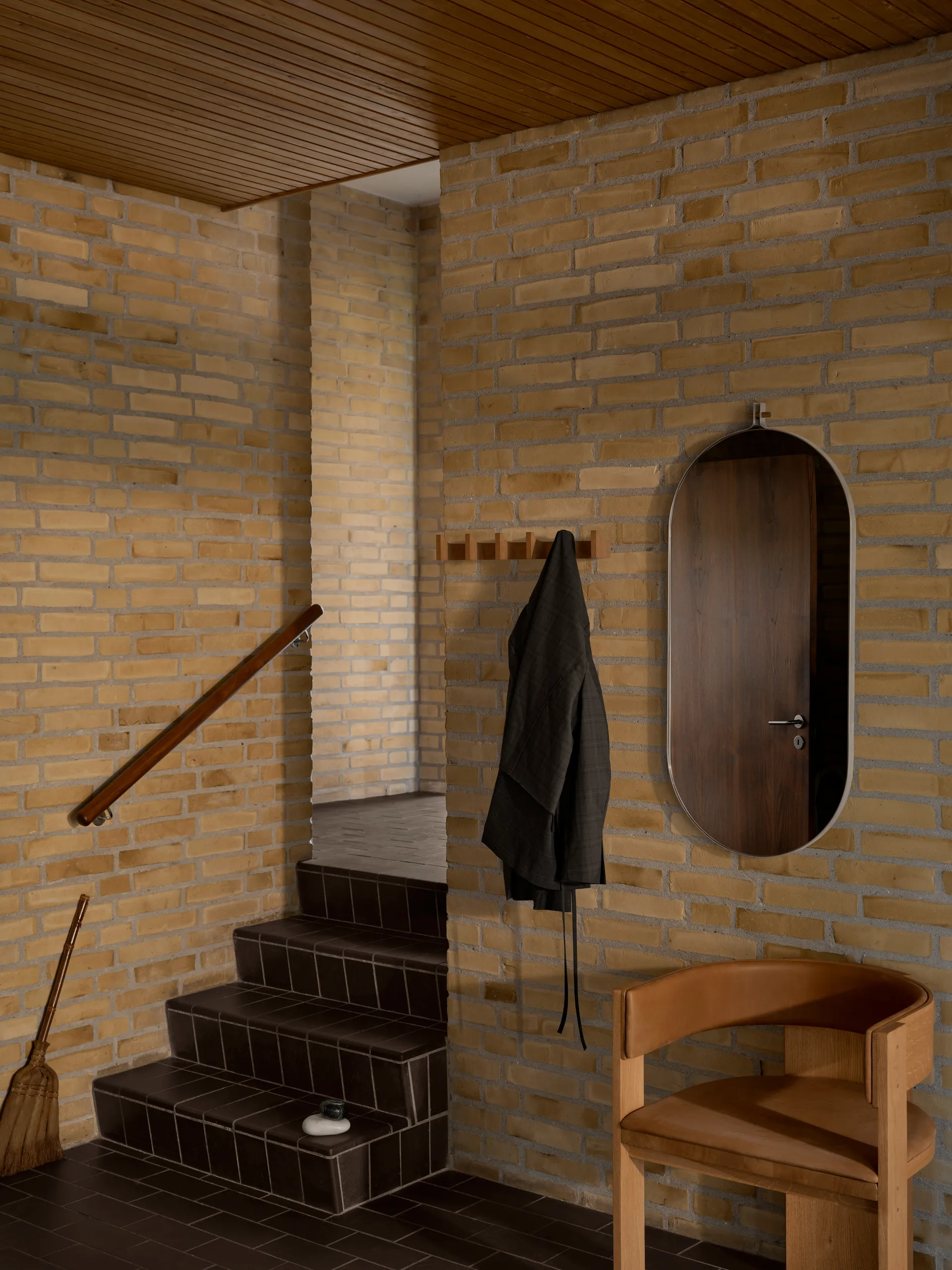 Wieszak Column 49 cm, Dąb olejowany w ciepłym odcieniu Kristina Dam Studio