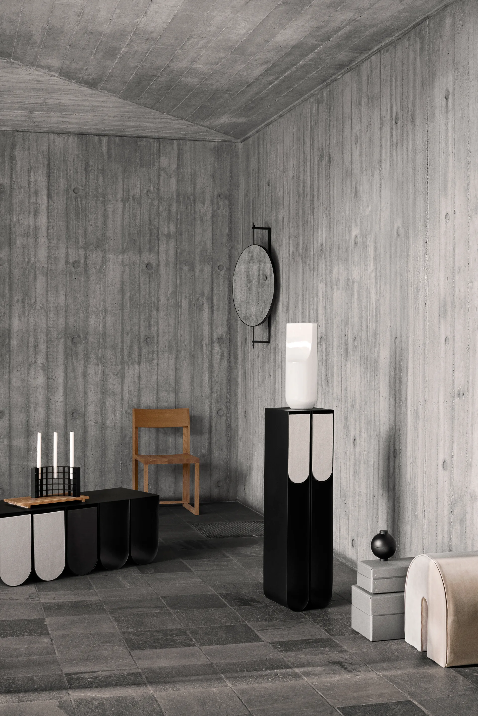 Zaokrąglony postument, Black Kristina Dam Studio