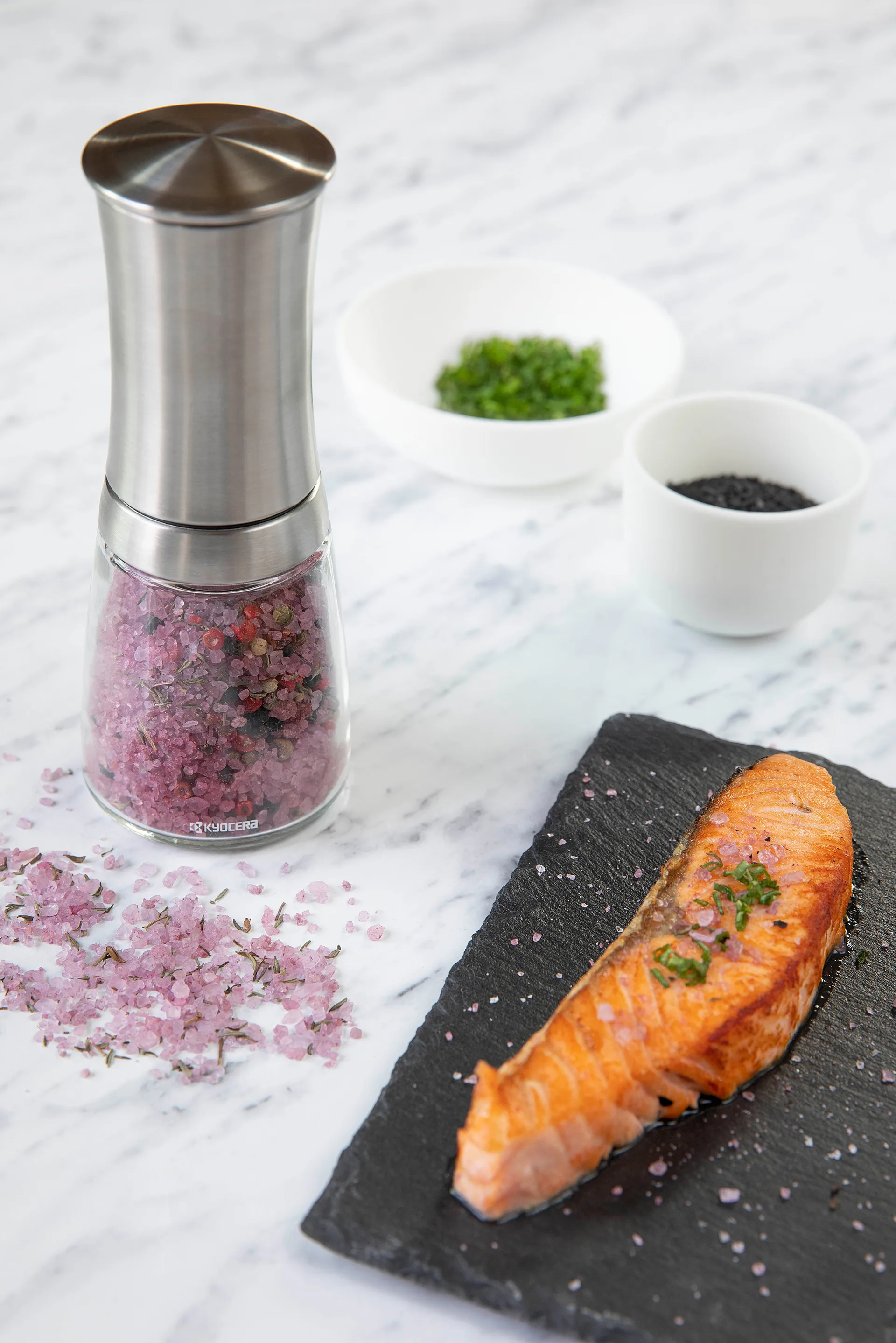 Ceramiczny młynek do przypraw Kyocera ze szklanym pojemnikiem, 21 cm Kyocera