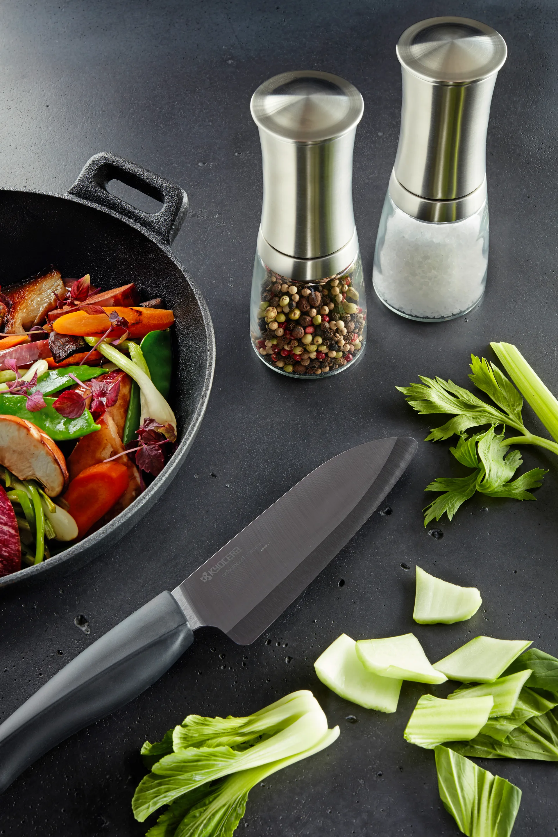 Ceramiczny młynek do przypraw Kyocera ze szklanym pojemnikiem, 21 cm Kyocera