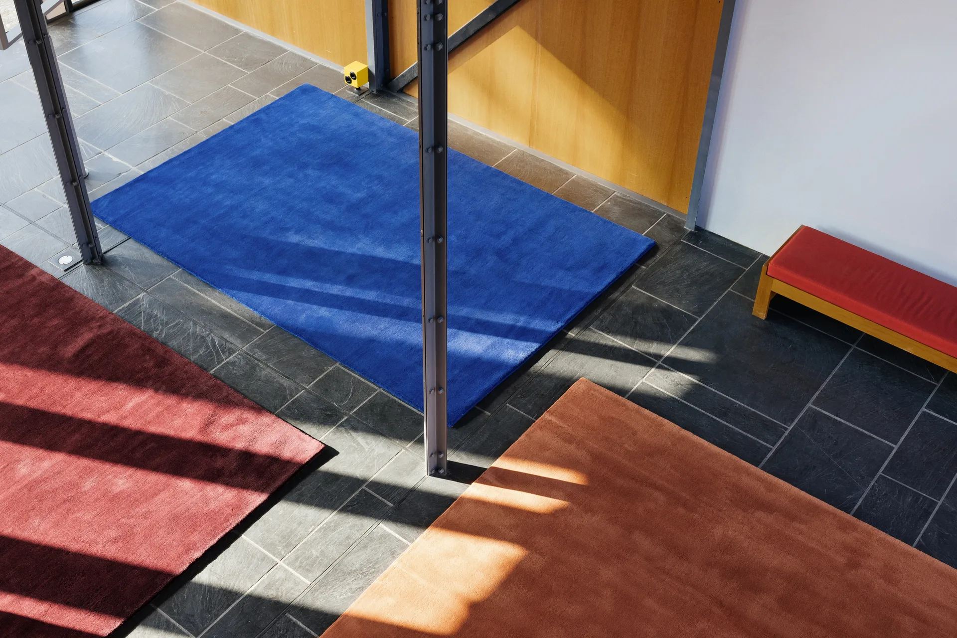 Dywan z wełny Solid Wool, Blue foncé, 250x350 cm Layered