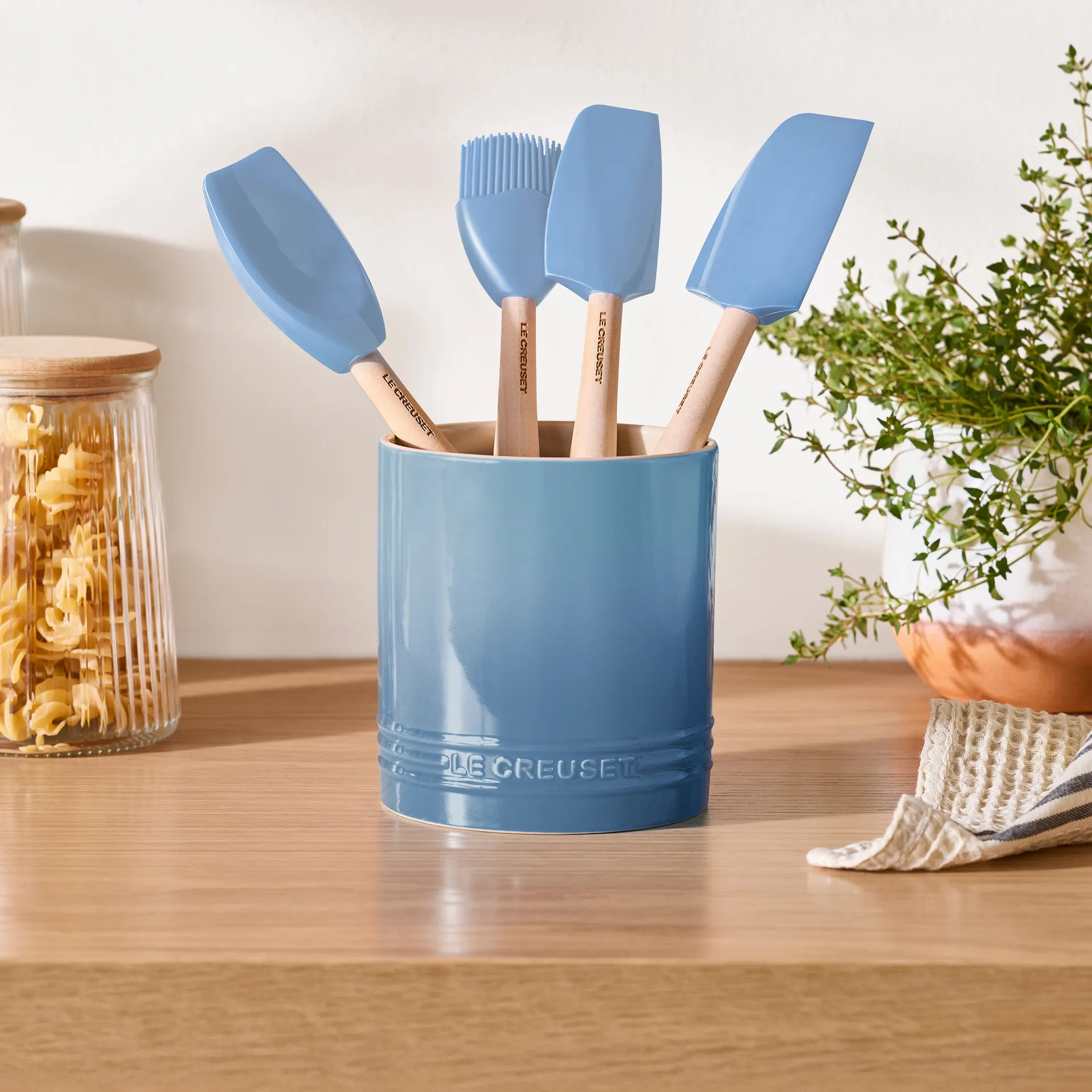 Kubek na sztućce i przybory z kamionki Signature 1,1 L, Chambray Le Creuset