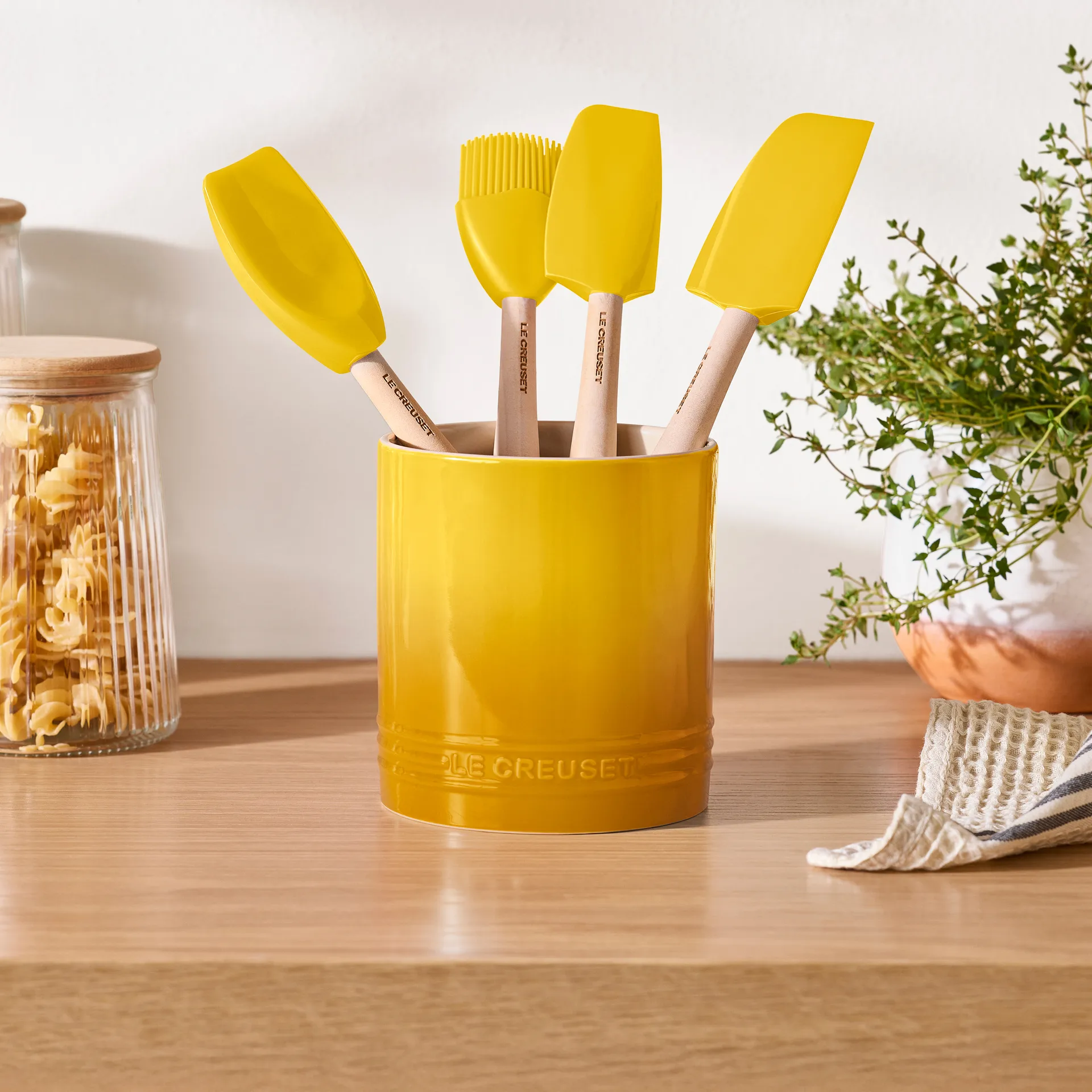 Kubek na sztućce i przybory z kamionki Signature 1,1 L, Nectar Le Creuset