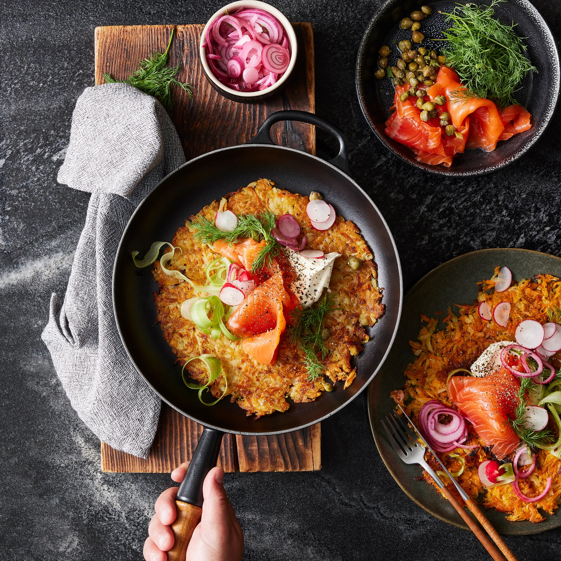 Le Creuset Signature patelnia do smażenia z drewnianym uchwytem 28 cm, Bleu Riviera Le Creuset