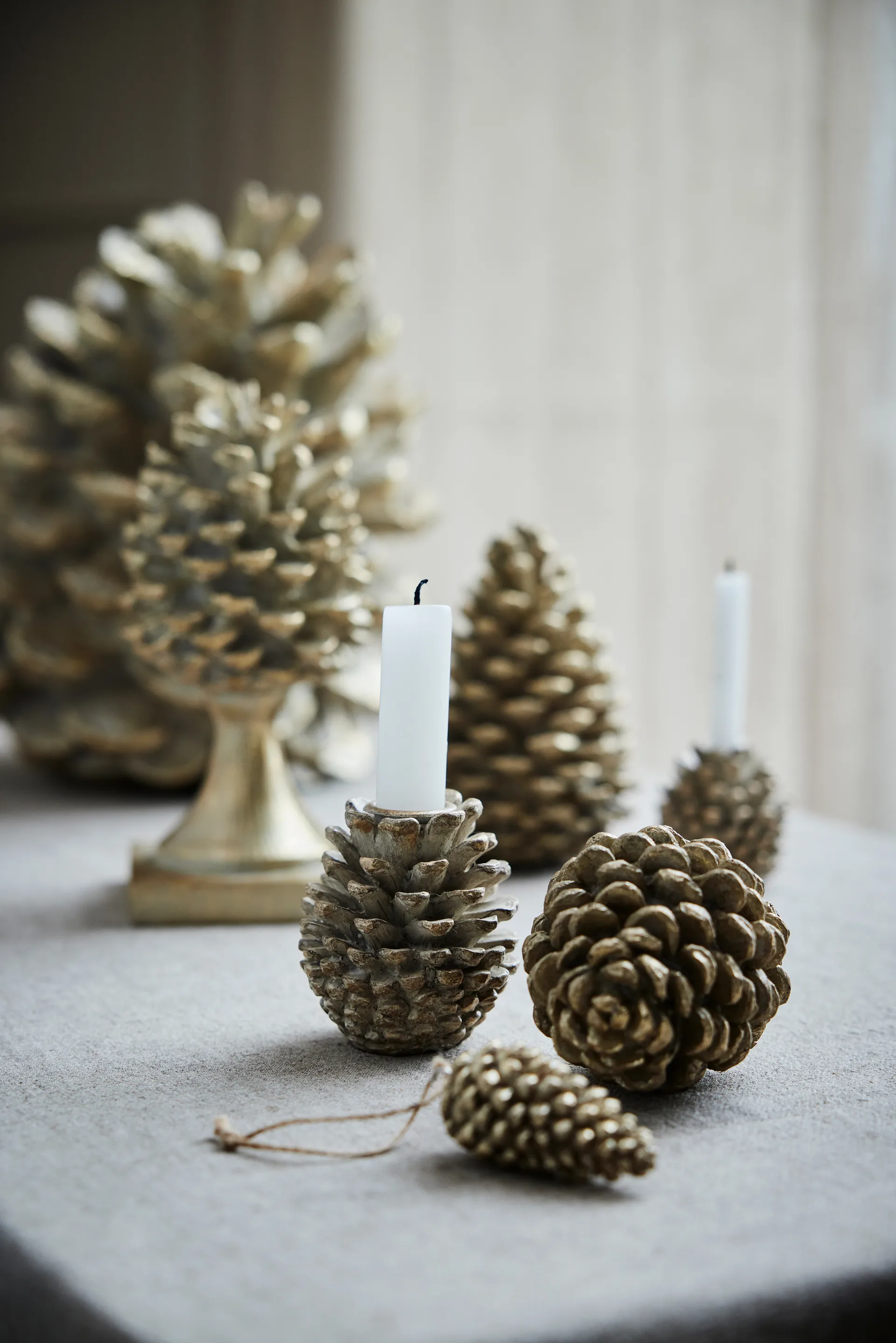 Dekoracja Serafina szyszka 8,3 cm, Jasne złoto Lene Bjerre