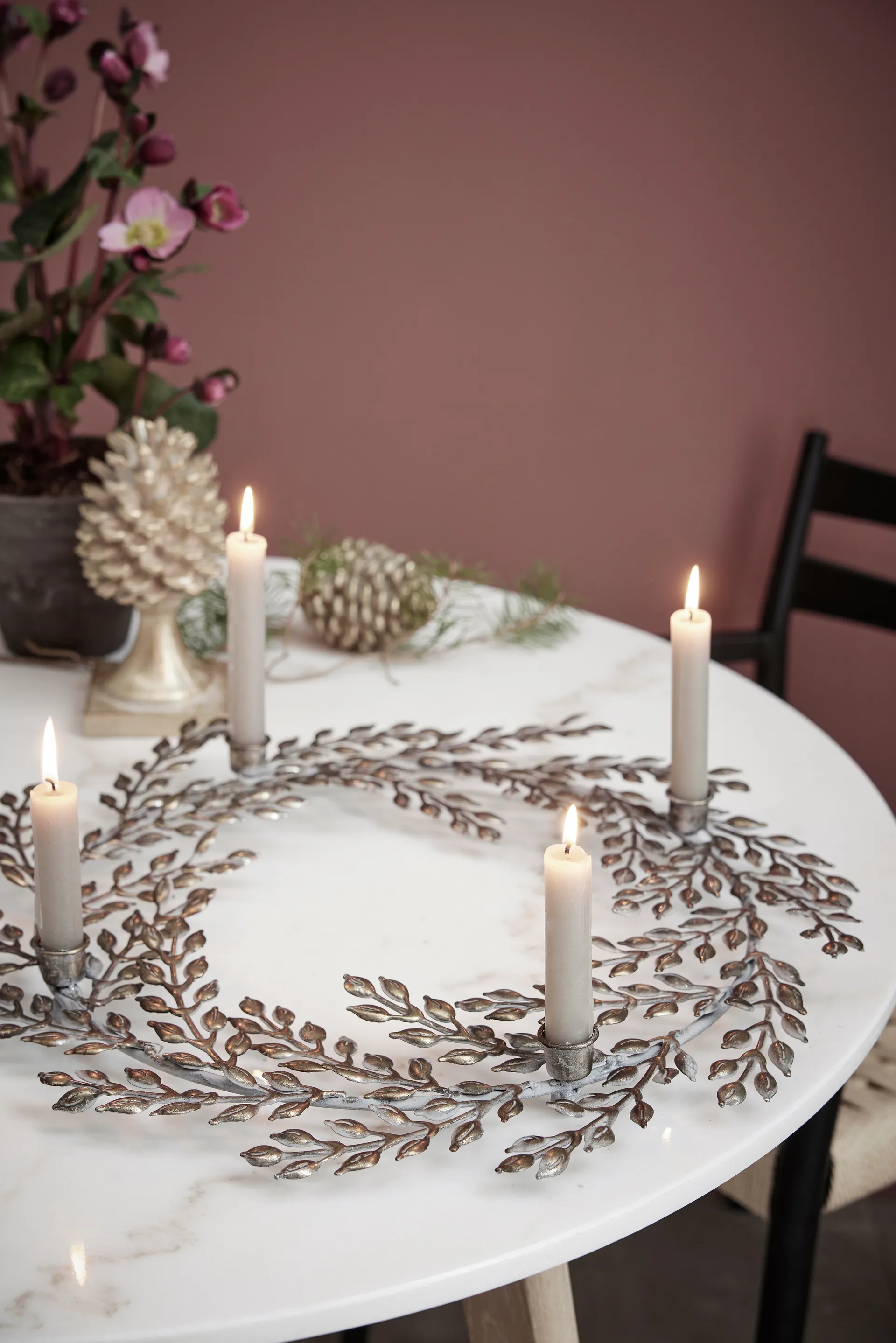 Dekoracja Serafina szyszka 8,3 cm, Jasne złoto Lene Bjerre