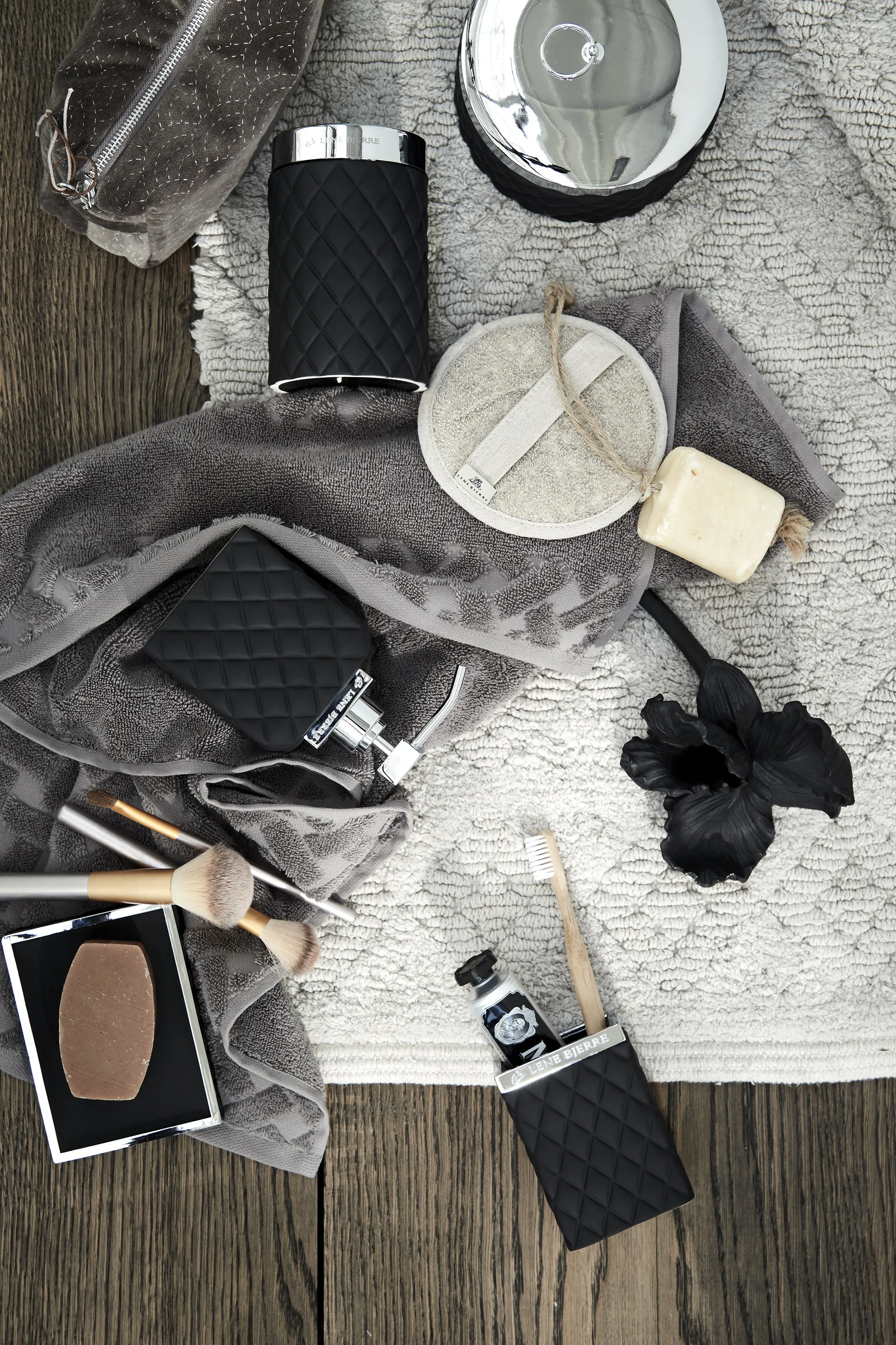 Dozownik do mydła Portia, Czarno-srebrny Lene Bjerre