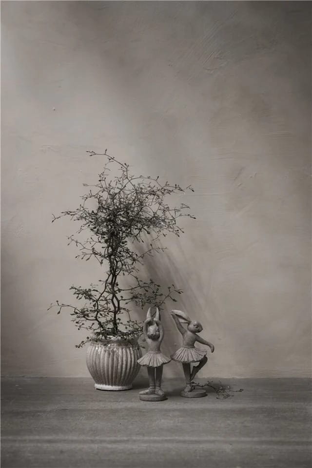 Figurka Semina tańczący zajączek 20 cm - Grey - Lene Bjerre