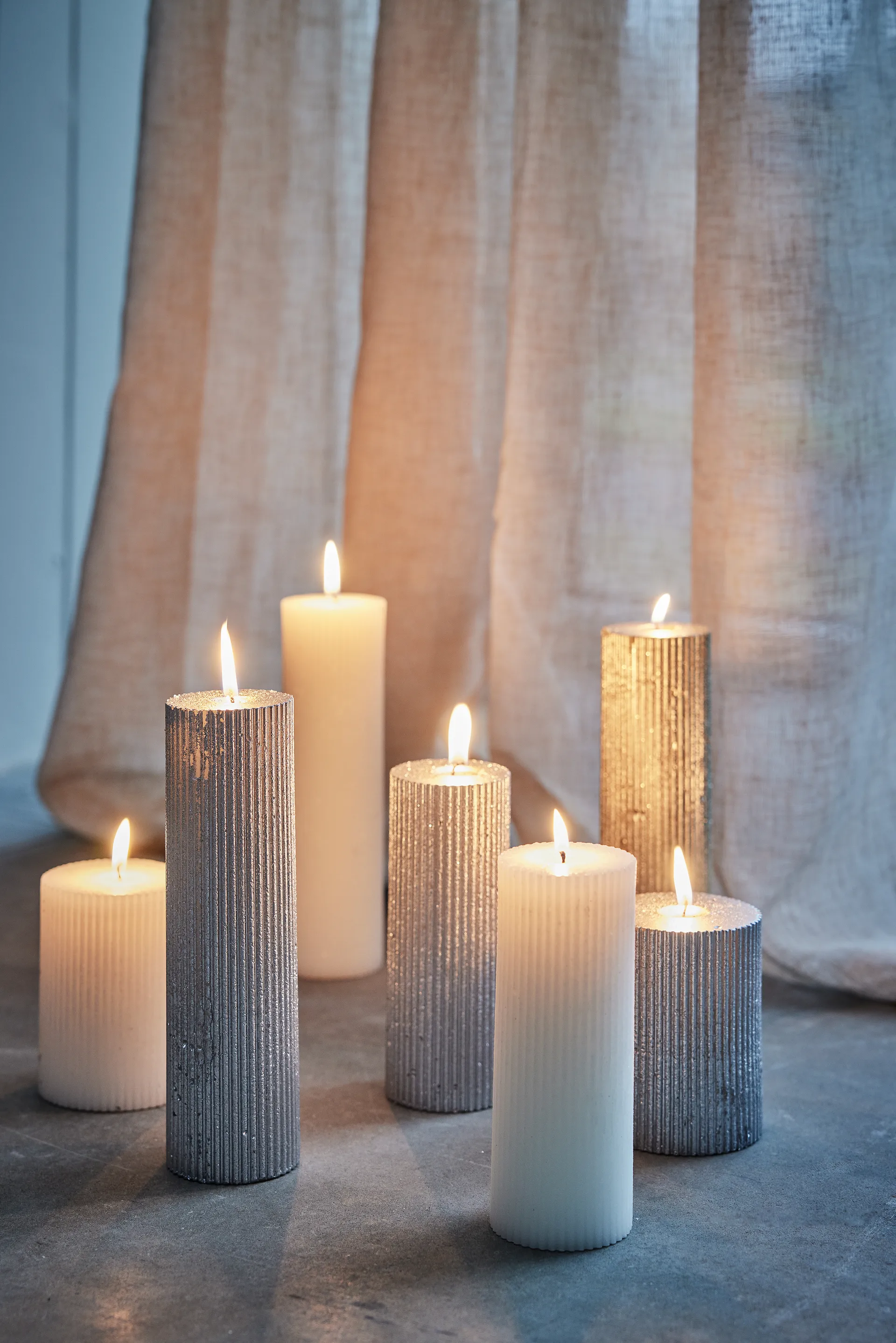 Świeca Lissa Ø6x20 cm, Srebrny Lene Bjerre