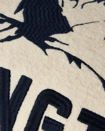 Poduszka dekoracyjna Mountains Logo z miksu wełny - White-navy, 50x30 cm - Lexington