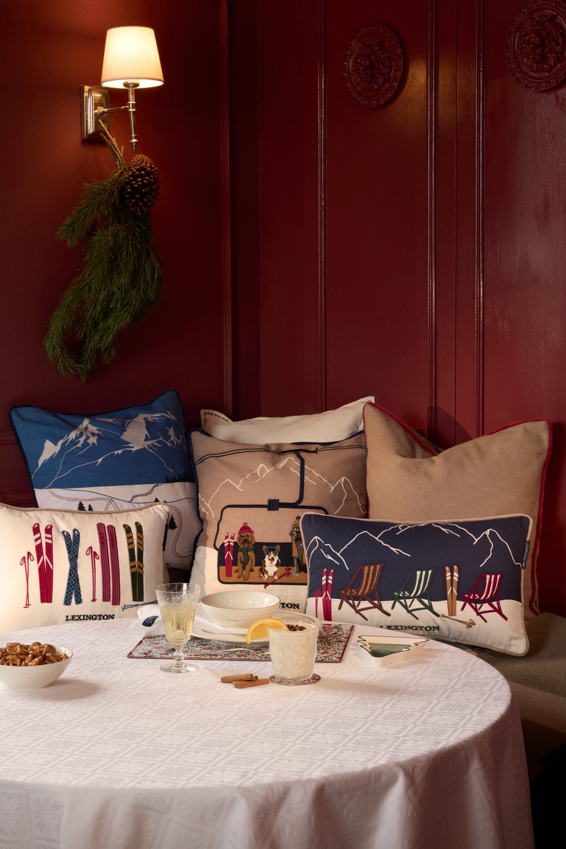 Poduszka Skis and Poles z ekologicznej bawełnianej welury 30x40 cm, White-multi Lexington