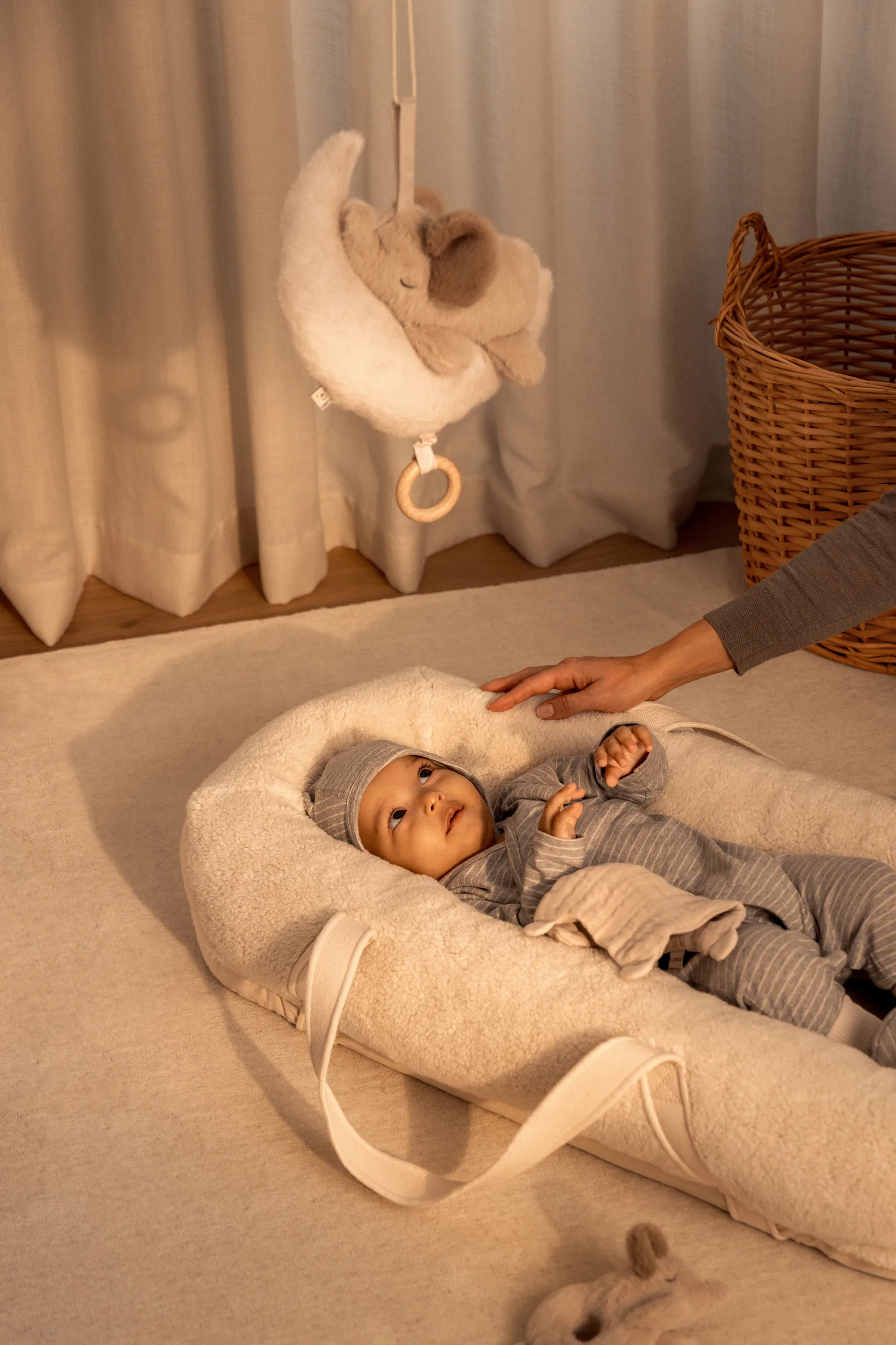 Karuzela z dźwiękiem dla niemowląt Manyd, słonik, Mist-Sandy Liewood