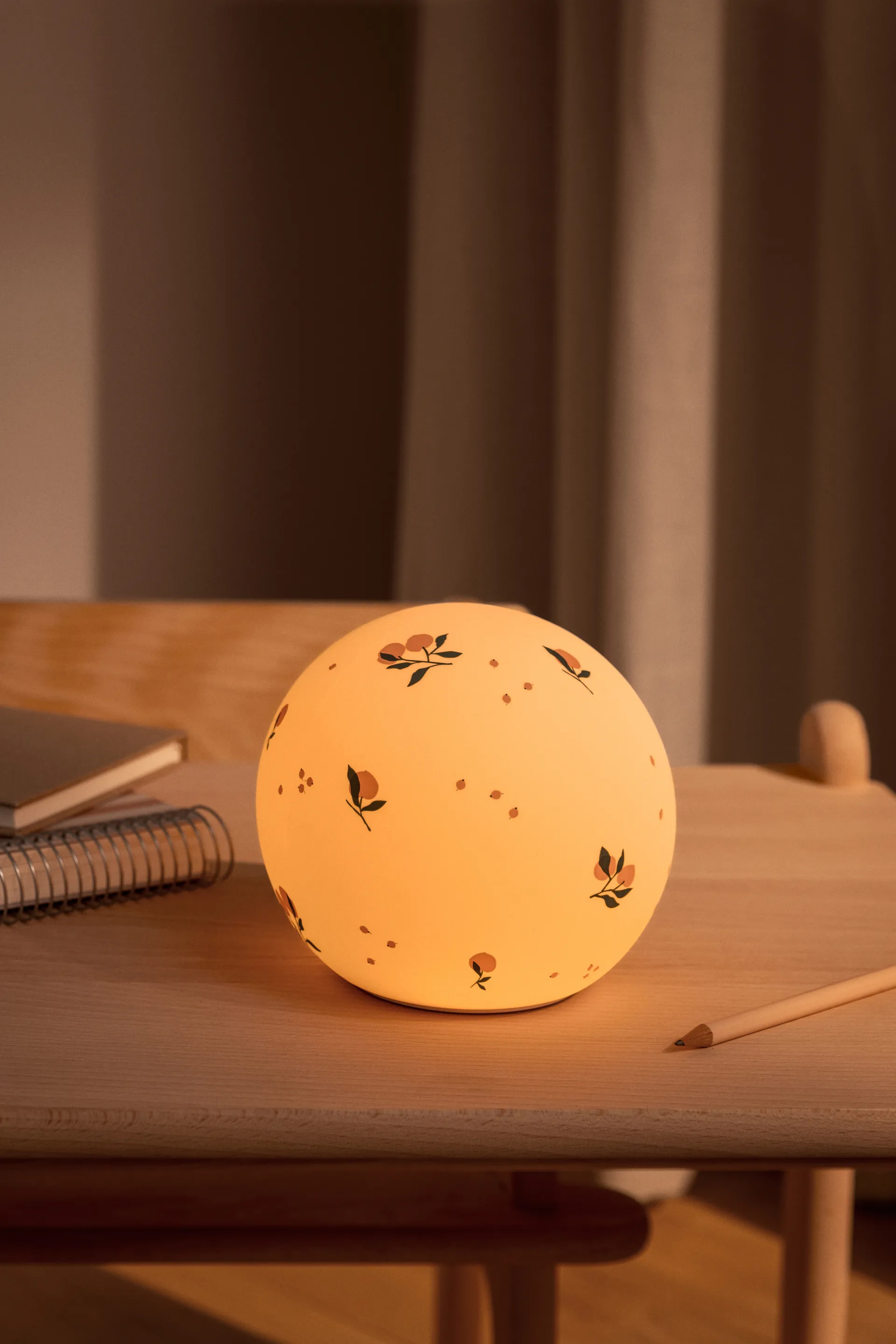 Lampa nocna Yuki, Peach-Sea shell Liewood