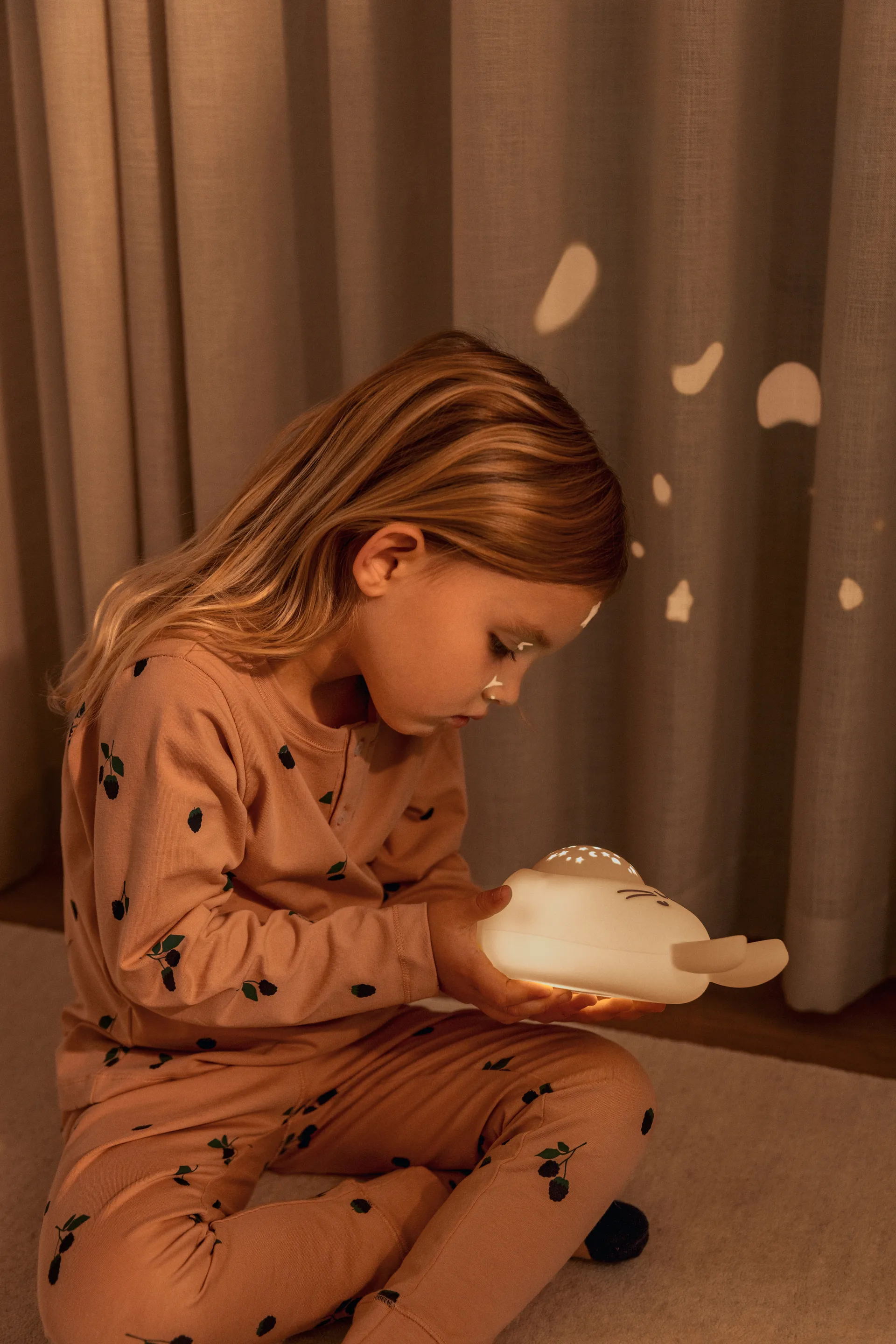 Lampa nocna z projektorem i dźwiękiem Manuel, królik, Sandy Liewood