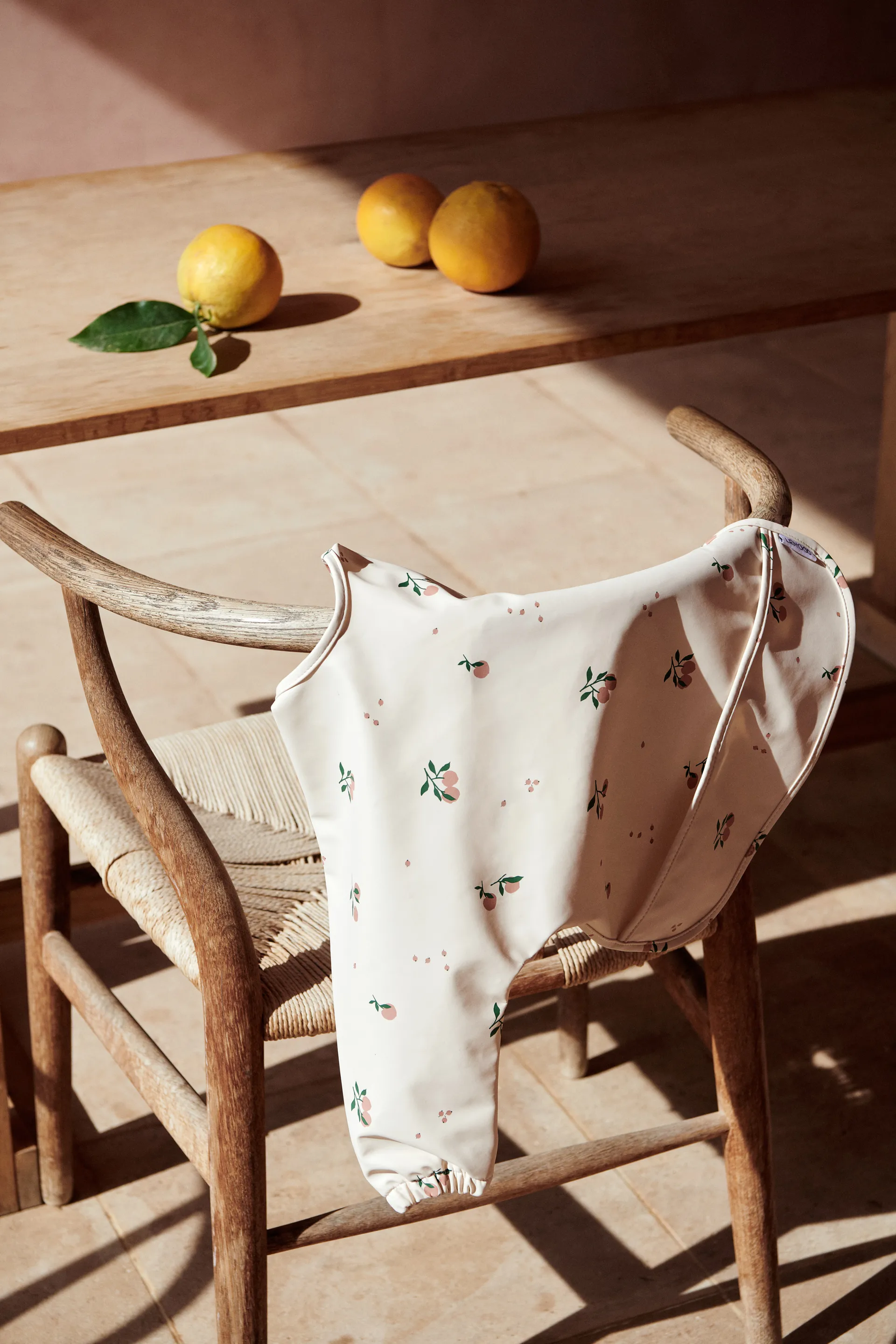 Śliniak z rękawami Merle, Peach-Sea shell mix Liewood