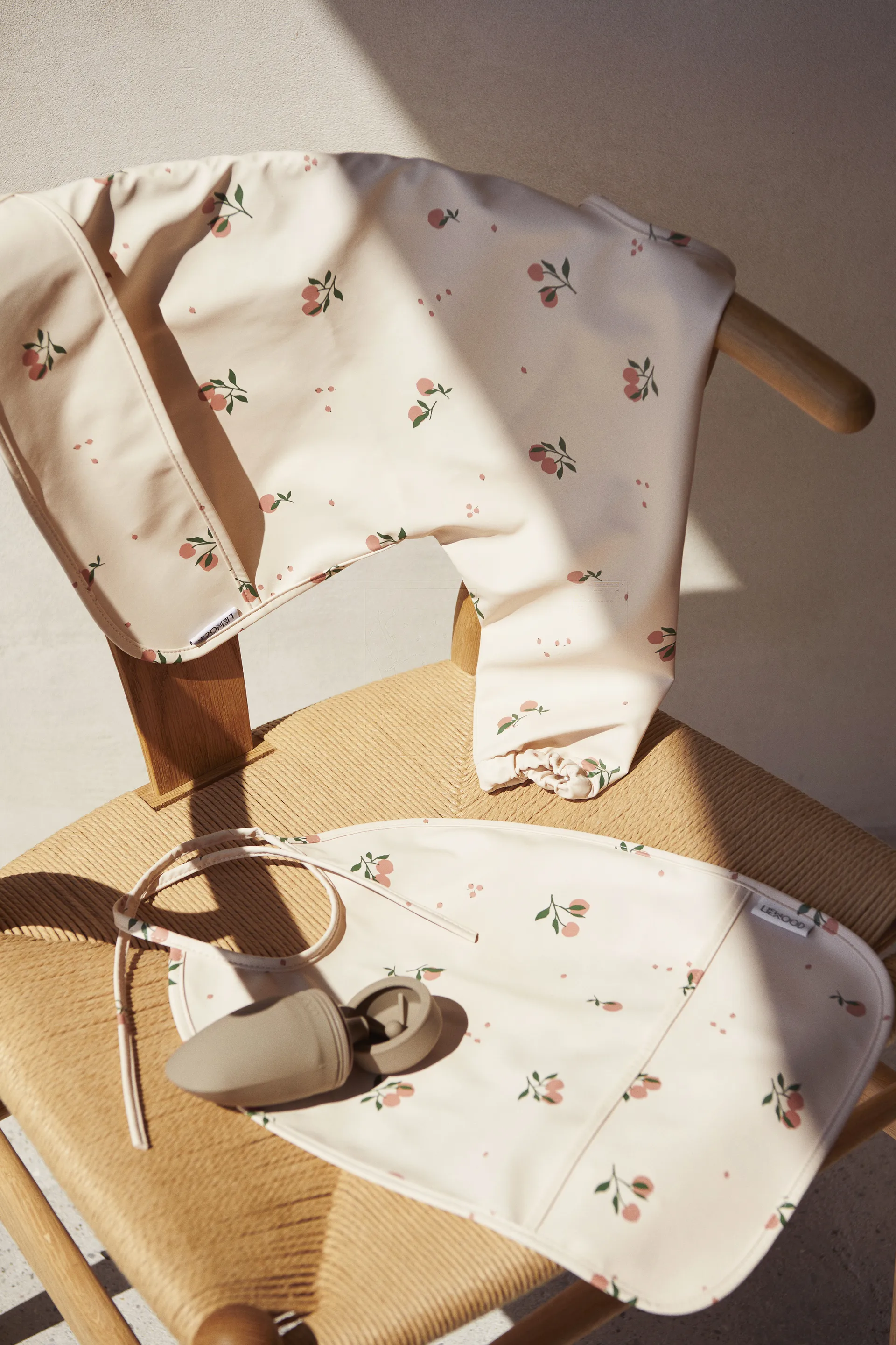 Śliniak z rękawami Merle, Peach-Sea shell mix Liewood