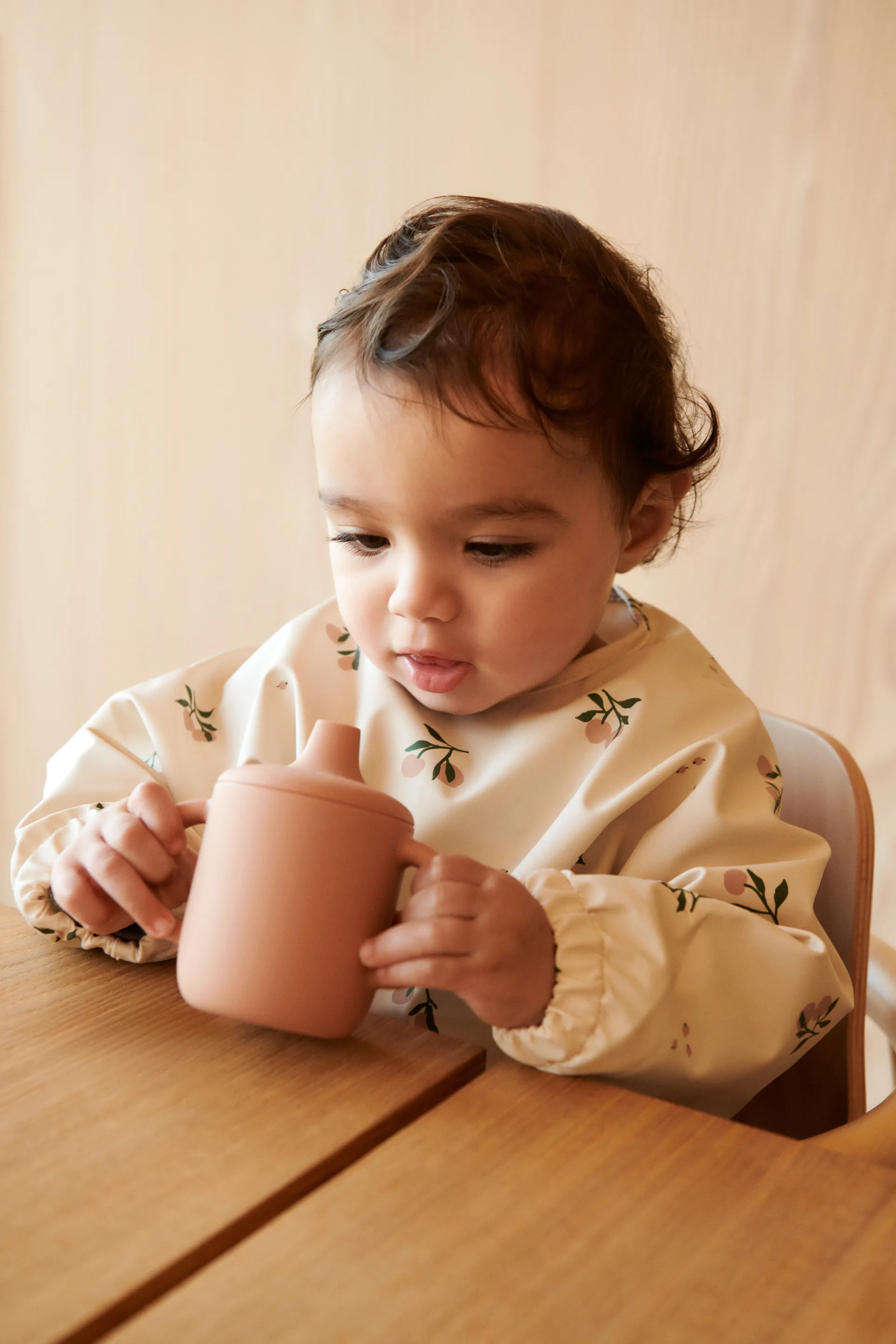 Śliniak z rękawami Merle, Peach-Sea shell mix Liewood