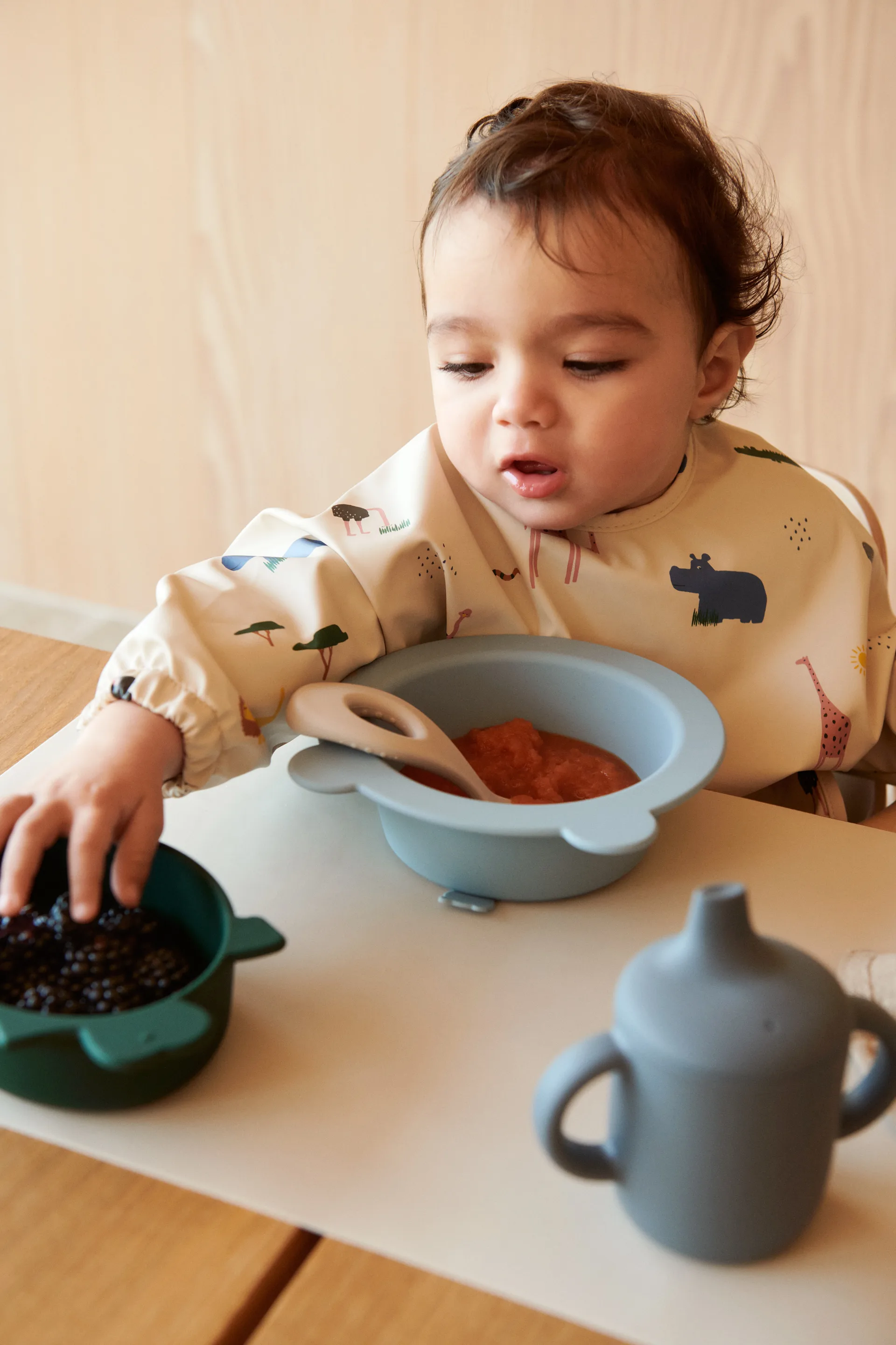 Śliniak z rękawami Merle, Safari sandy mix Liewood