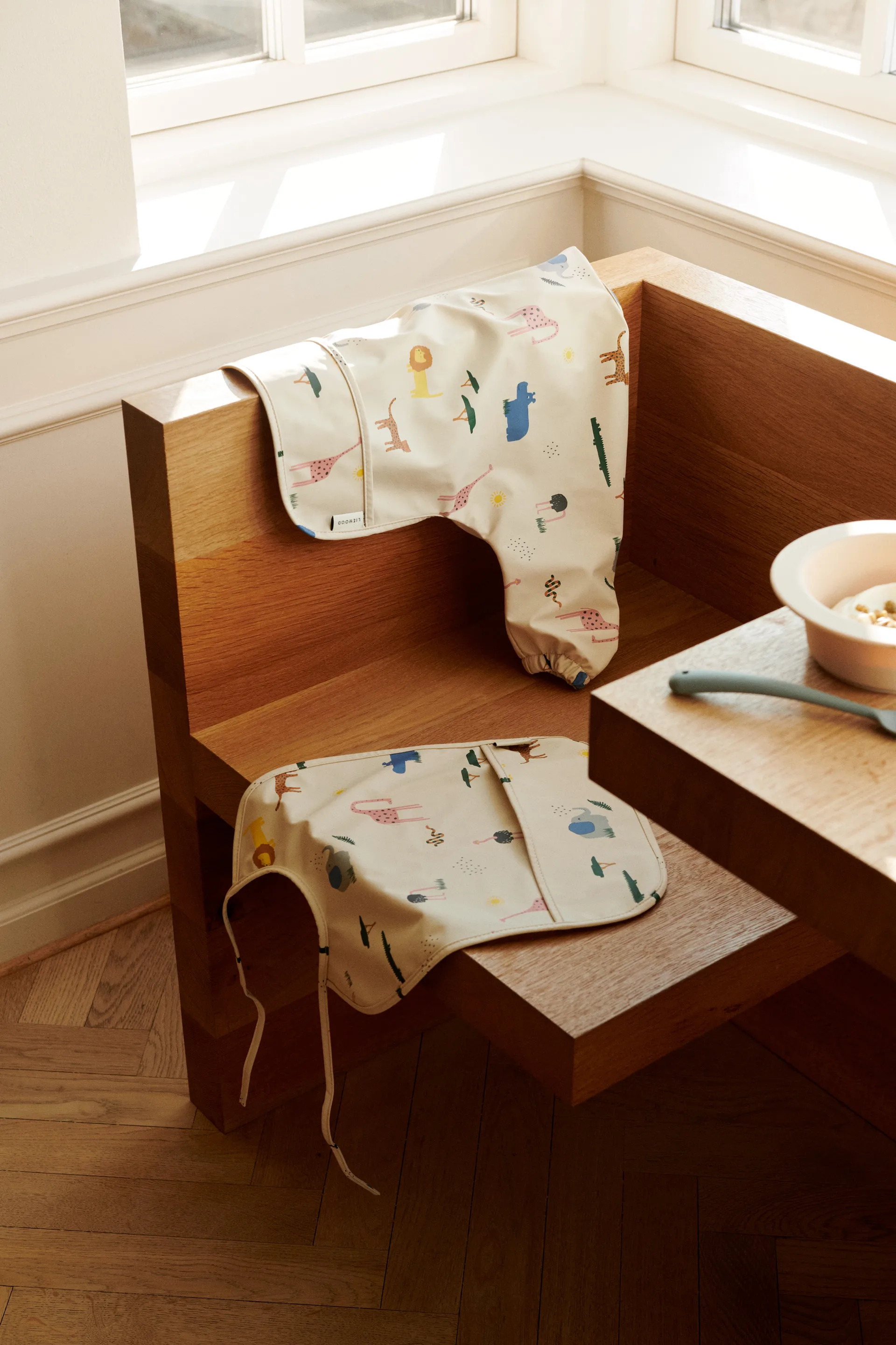 Śliniak z rękawami Merle, Safari sandy mix Liewood