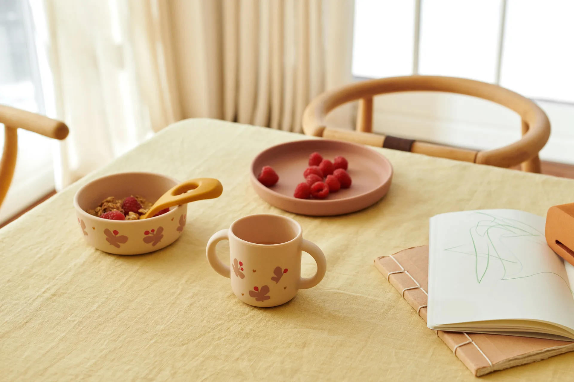 Zestaw naczyń z nadrukiem Vivi, 4 części, Butterfly-apple blossom Liewood