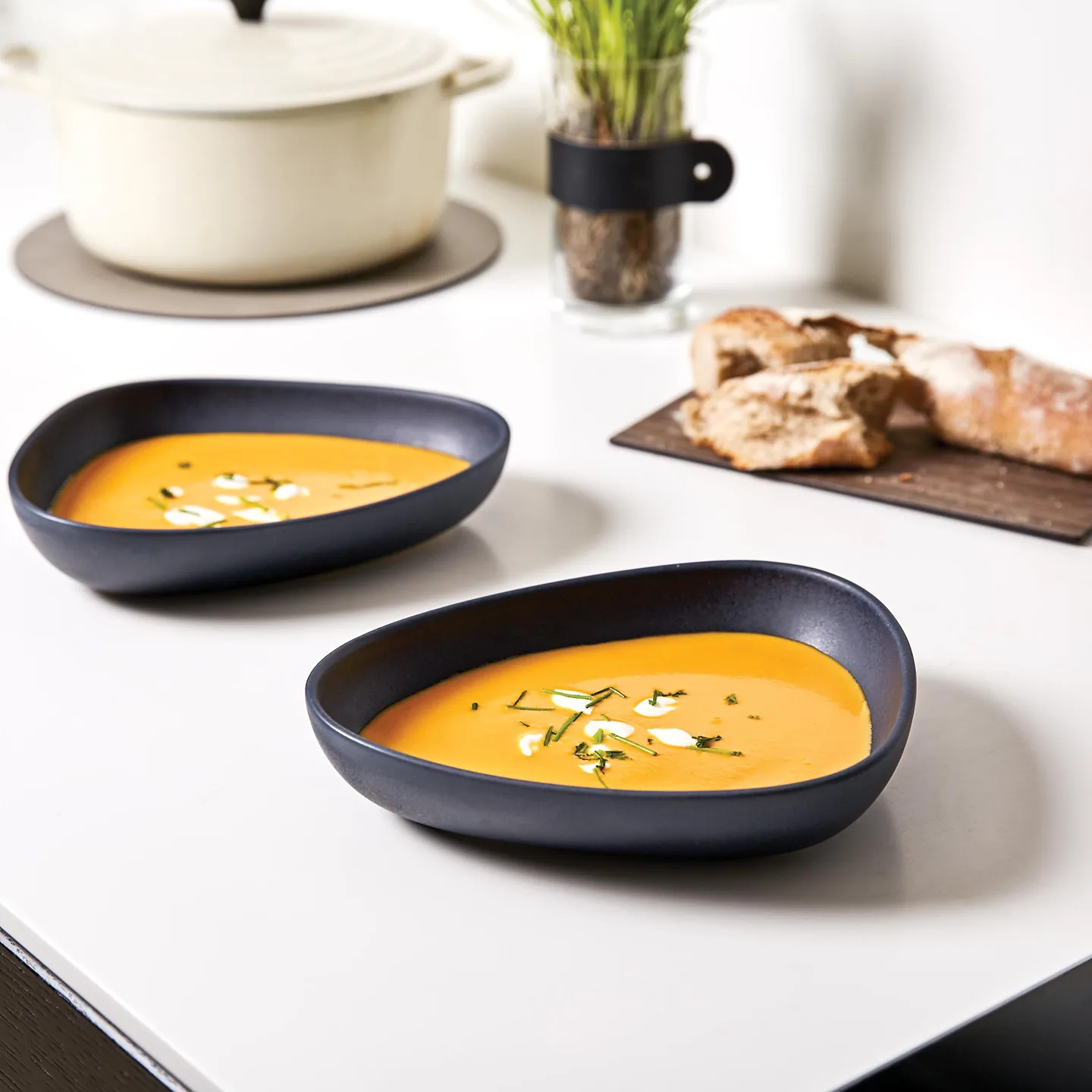 Curve Stoneware talerz głęboki 19x22 cm, Navy blue LIND DNA